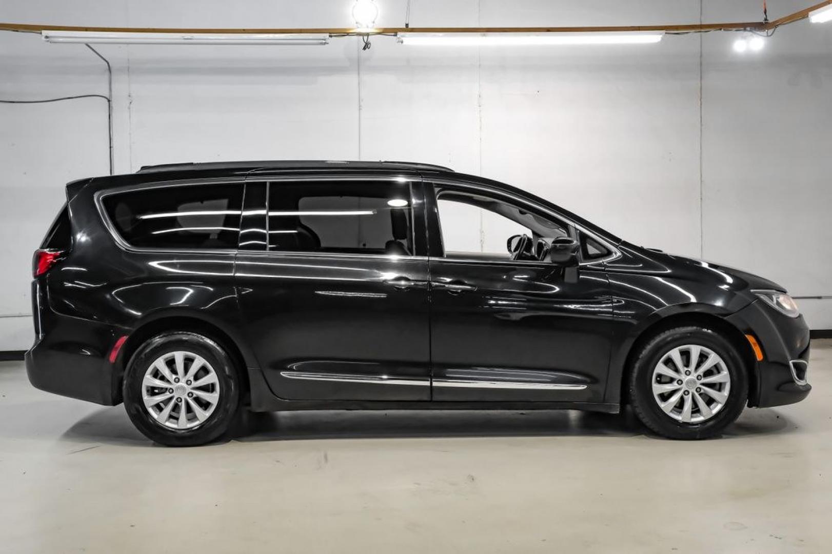 2017 Brilliant Black Crystal Pearlcoat /Black/Alloy Chrysler Pacifica Touring L (2C4RC1BG4HR) with an 3.6L V6 24V VVT engine, Automatic transmission, located at 15300 Midway Rd., Addison, TX, 75001, (972) 702-0011, 32.958321, -96.838074- Photo#7
