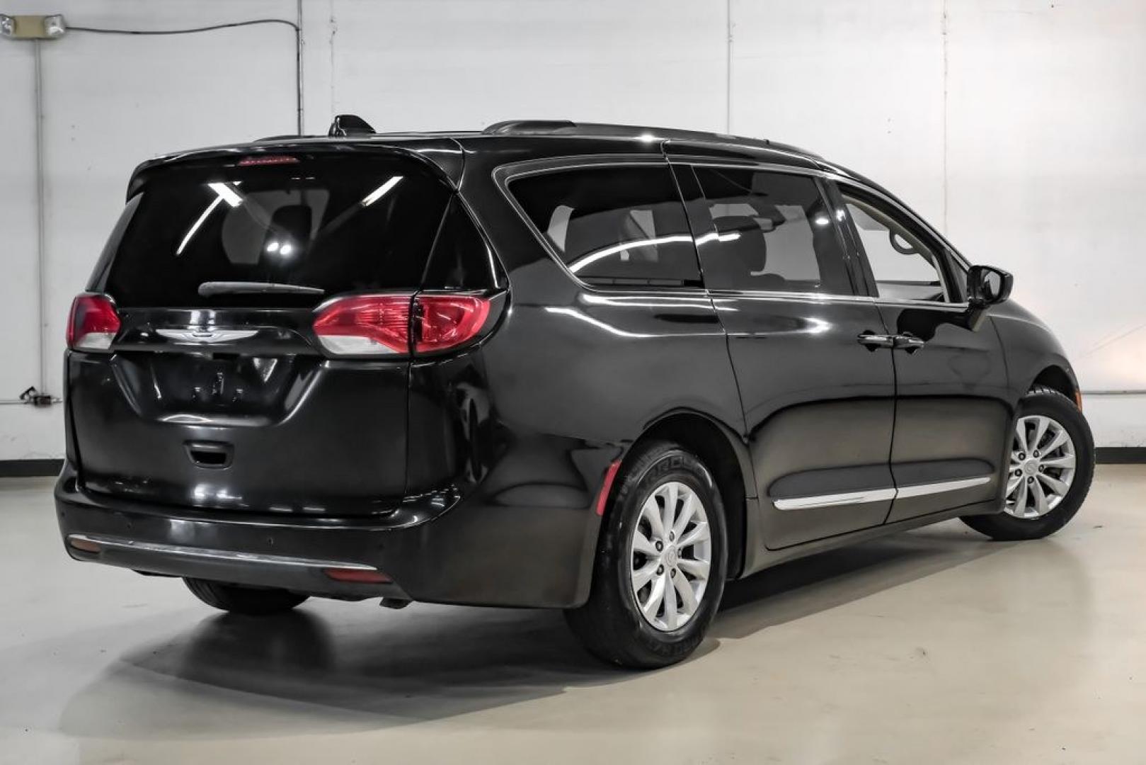 2017 Brilliant Black Crystal Pearlcoat /Black/Alloy Chrysler Pacifica Touring L (2C4RC1BG4HR) with an 3.6L V6 24V VVT engine, Automatic transmission, located at 15300 Midway Rd., Addison, TX, 75001, (972) 702-0011, 32.958321, -96.838074- Photo#8