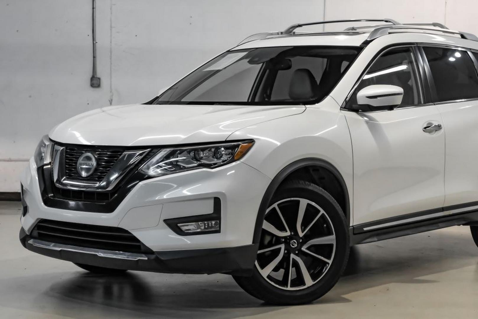 2018 Pearl White /Almond Nissan Rogue SL (JN8AT2MV3JW) with an 2.5L I4 DOHC 16V engine, CVT transmission, located at 15300 Midway Rd., Addison, TX, 75001, (972) 702-0011, 32.958321, -96.838074- Photo#5