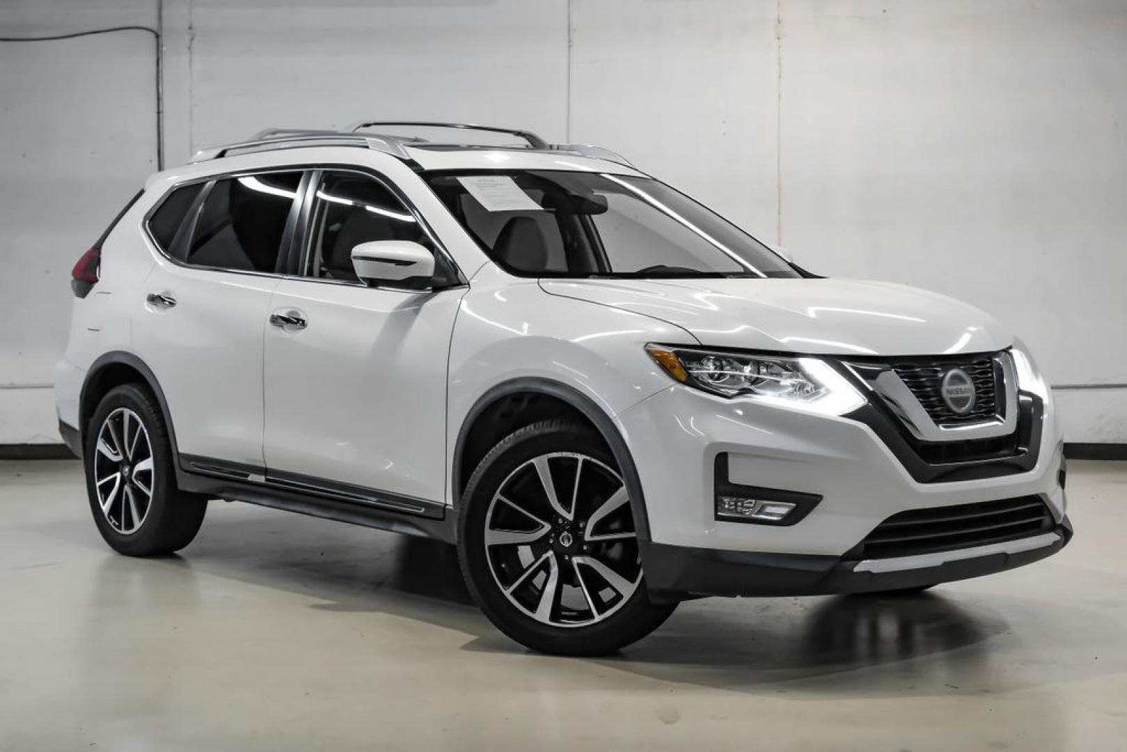 2018 Pearl White /Almond Nissan Rogue SL (JN8AT2MV3JW) with an 2.5L I4 DOHC 16V engine, CVT transmission, located at 15300 Midway Rd., Addison, TX, 75001, (972) 702-0011, 32.958321, -96.838074- Photo#8