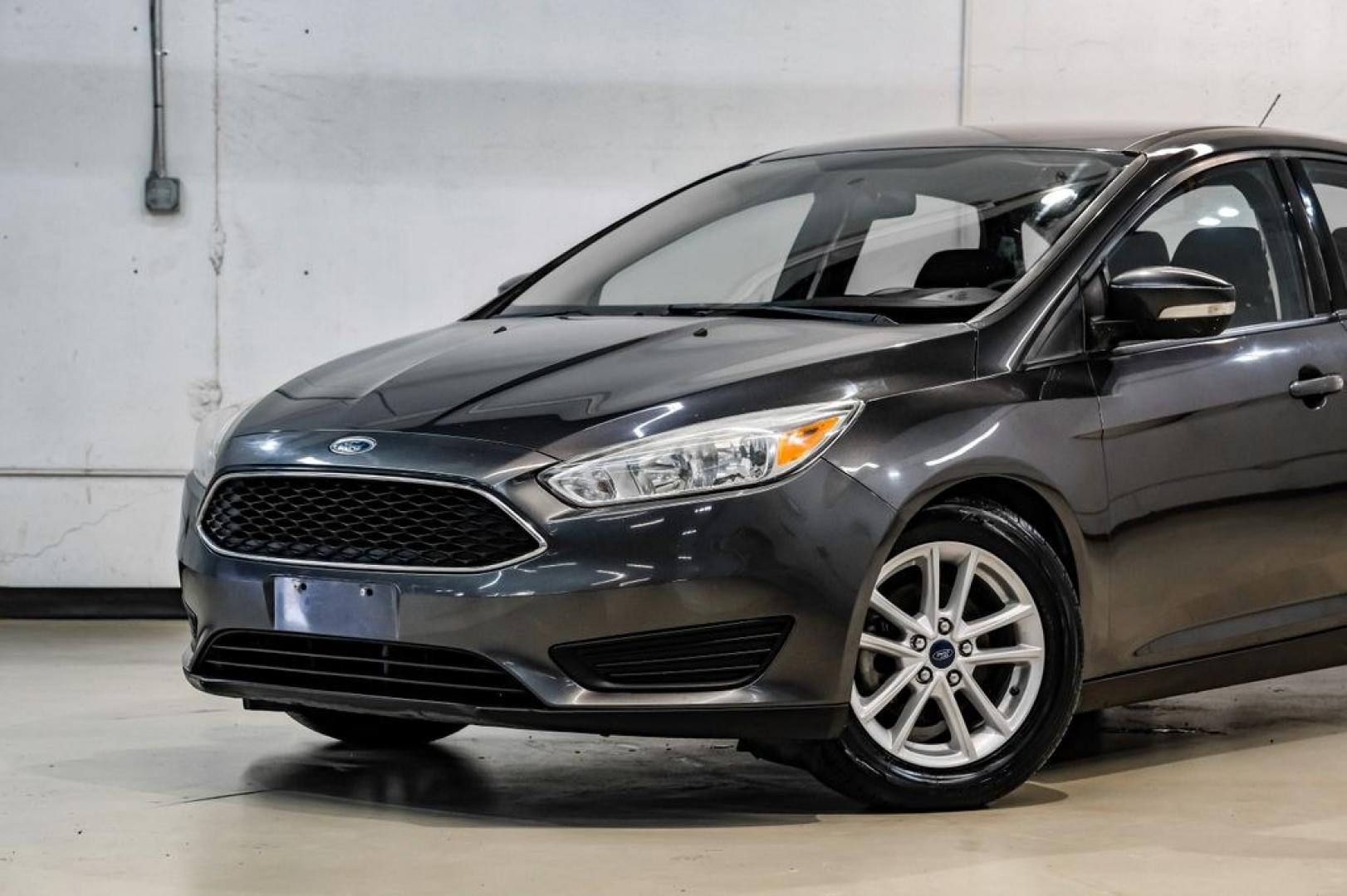2016 Magnetic /Black Ford Focus SE (1FADP3F22GL) with an 2.0L 4-Cylinder DGI Flex Fuel DOHC engine, Automatic transmission, located at 15300 Midway Rd., Addison, TX, 75001, (972) 702-0011, 32.958321, -96.838074- Photo#4