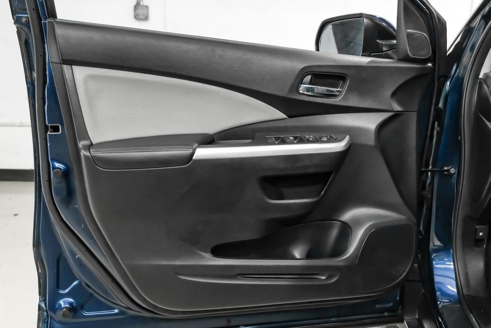 2015 Obsidian Blue Pearl /Gray Honda CR-V EX-L (2HKRM3H71FH) with an 2.4L I4 DOHC 16V i-VTEC engine, CVT transmission, located at 15300 Midway Rd., Addison, TX, 75001, (972) 702-0011, 32.958321, -96.838074- Photo#41