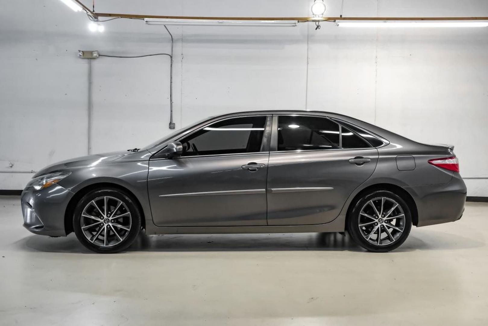 2015 Predawn Gray Mica /Black Toyota Camry XSE (4T1BF1FK9FU) with an 2.5L I4 SMPI DOHC engine, Automatic transmission, located at 15300 Midway Rd., Addison, TX, 75001, (972) 702-0011, 32.958321, -96.838074- Photo#14