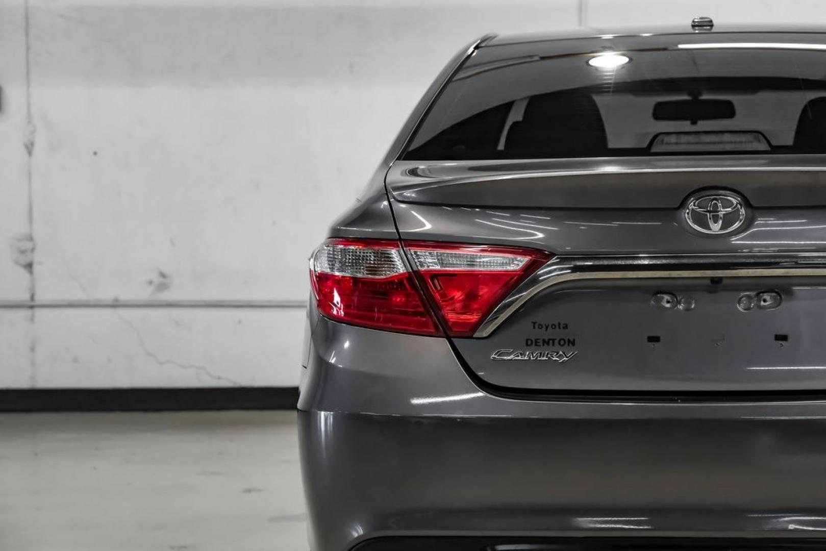 2015 Predawn Gray Mica /Black Toyota Camry XSE (4T1BF1FK9FU) with an 2.5L I4 SMPI DOHC engine, Automatic transmission, located at 15300 Midway Rd., Addison, TX, 75001, (972) 702-0011, 32.958321, -96.838074- Photo#48