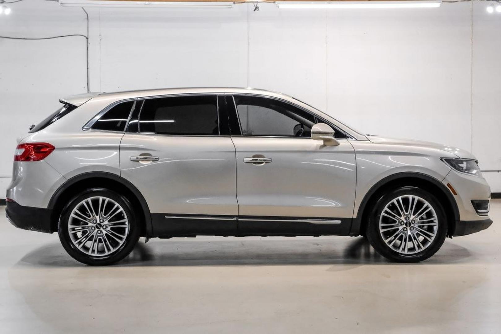 2017 White Gold Metallic /Cappuccino Lincoln MKX Reserve (2LMPJ6LR8HB) with an 3.7L V6 Ti-VCT 24V engine, Automatic transmission, located at 15300 Midway Rd., Addison, TX, 75001, (972) 702-0011, 32.958321, -96.838074- Photo#7
