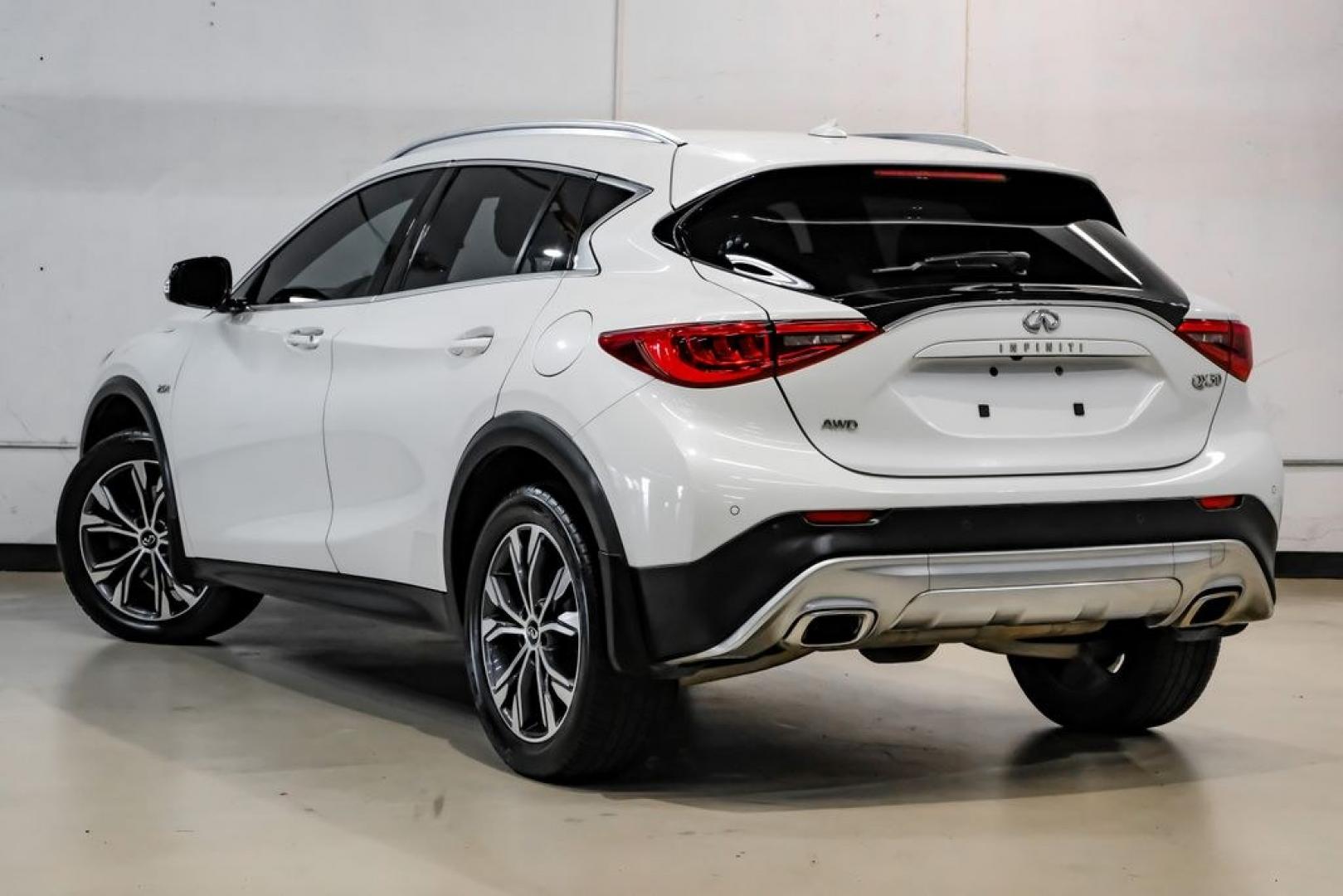 2017 Majestic /Graphite INFINITI QX30 Premium (SJKCH5CR3HA) with an 2.0L I4 Turbocharged engine, Automatic transmission, located at 15300 Midway Rd., Addison, TX, 75001, (972) 702-0011, 32.958321, -96.838074- Photo#9