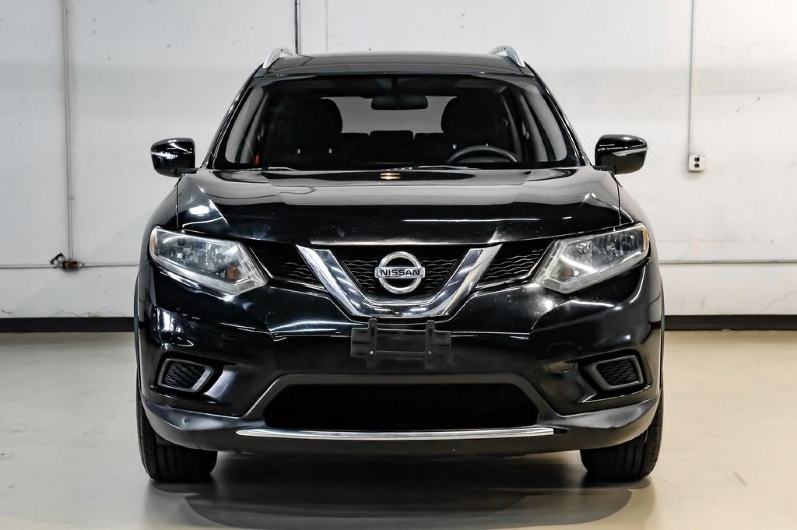 2015 Super Black /Charcoal Nissan Rogue SV (5N1AT2ML0FC) with an 2.5L I4 DOHC 16V engine, CVT transmission, located at 15300 Midway Rd., Addison, TX, 75001, (972) 702-0011, 32.958321, -96.838074- Photo#4