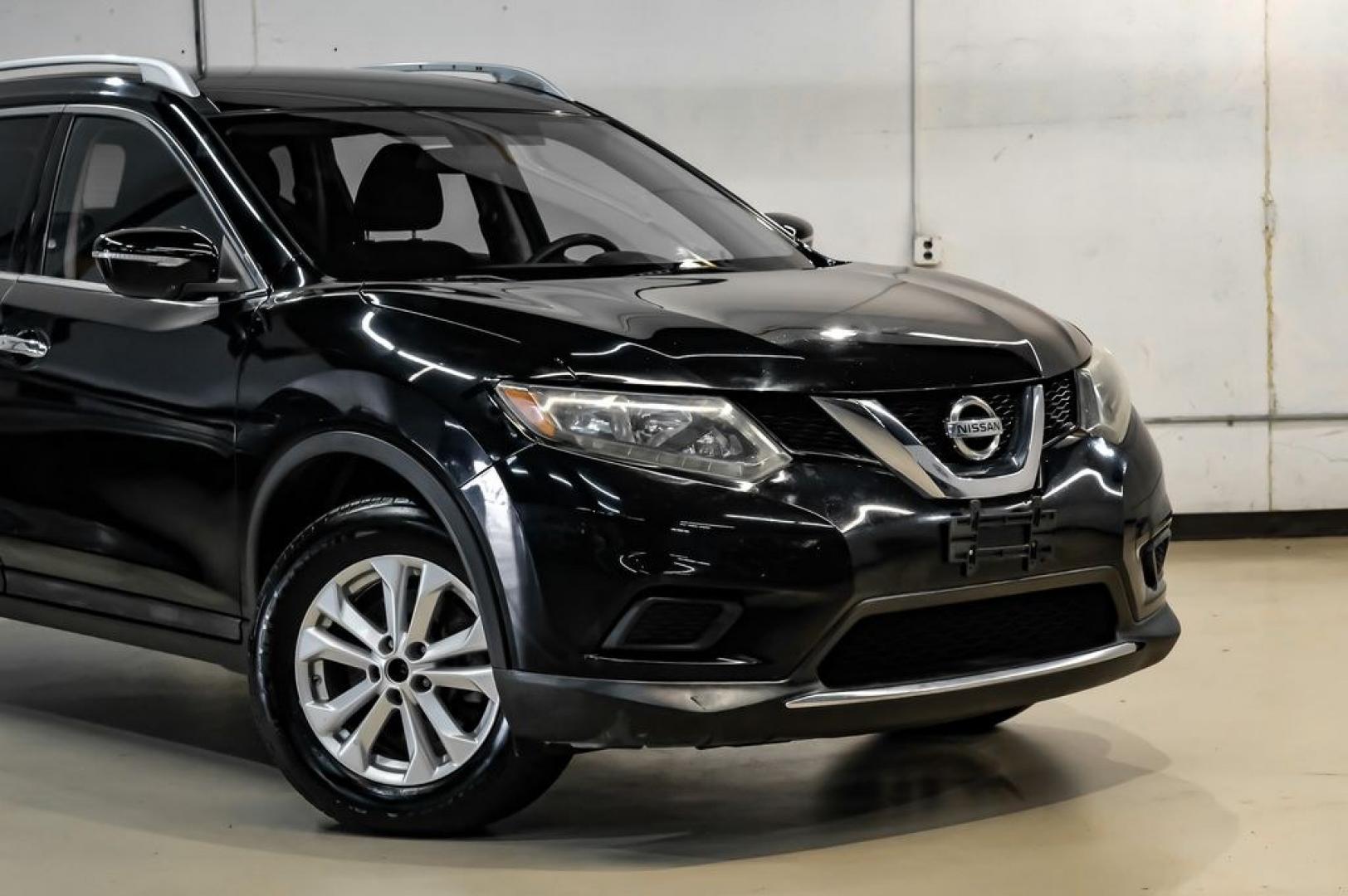 2015 Super Black /Charcoal Nissan Rogue SV (5N1AT2ML0FC) with an 2.5L I4 DOHC 16V engine, CVT transmission, located at 15300 Midway Rd., Addison, TX, 75001, (972) 702-0011, 32.958321, -96.838074- Photo#7