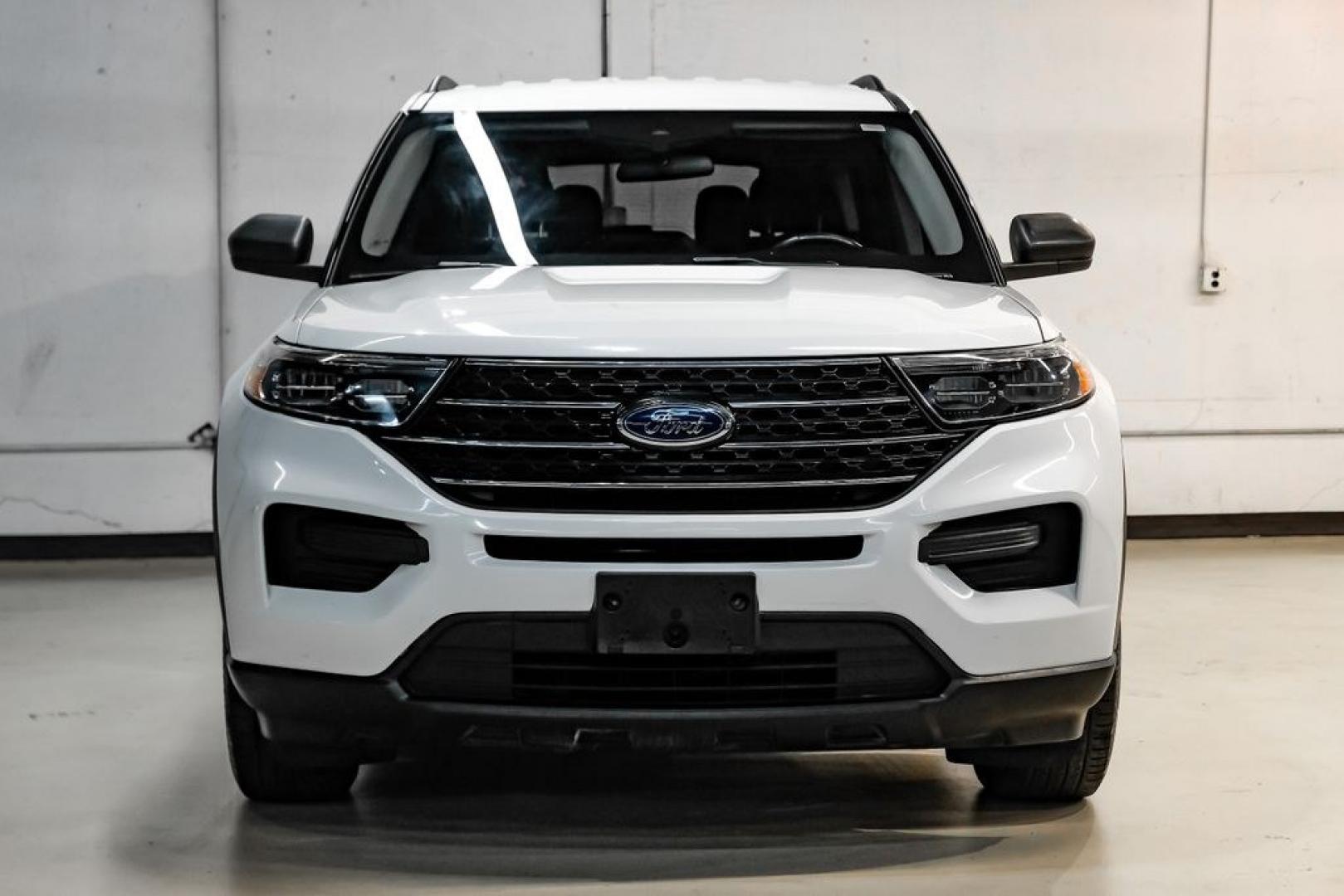 2023 White Metallic /Ebony Ford Explorer XLT (1FMSK7DHXPG) with an 2.3L EcoBoost I-4 engine, Automatic transmission, located at 15300 Midway Rd., Addison, TX, 75001, (972) 702-0011, 32.958321, -96.838074- Photo#4
