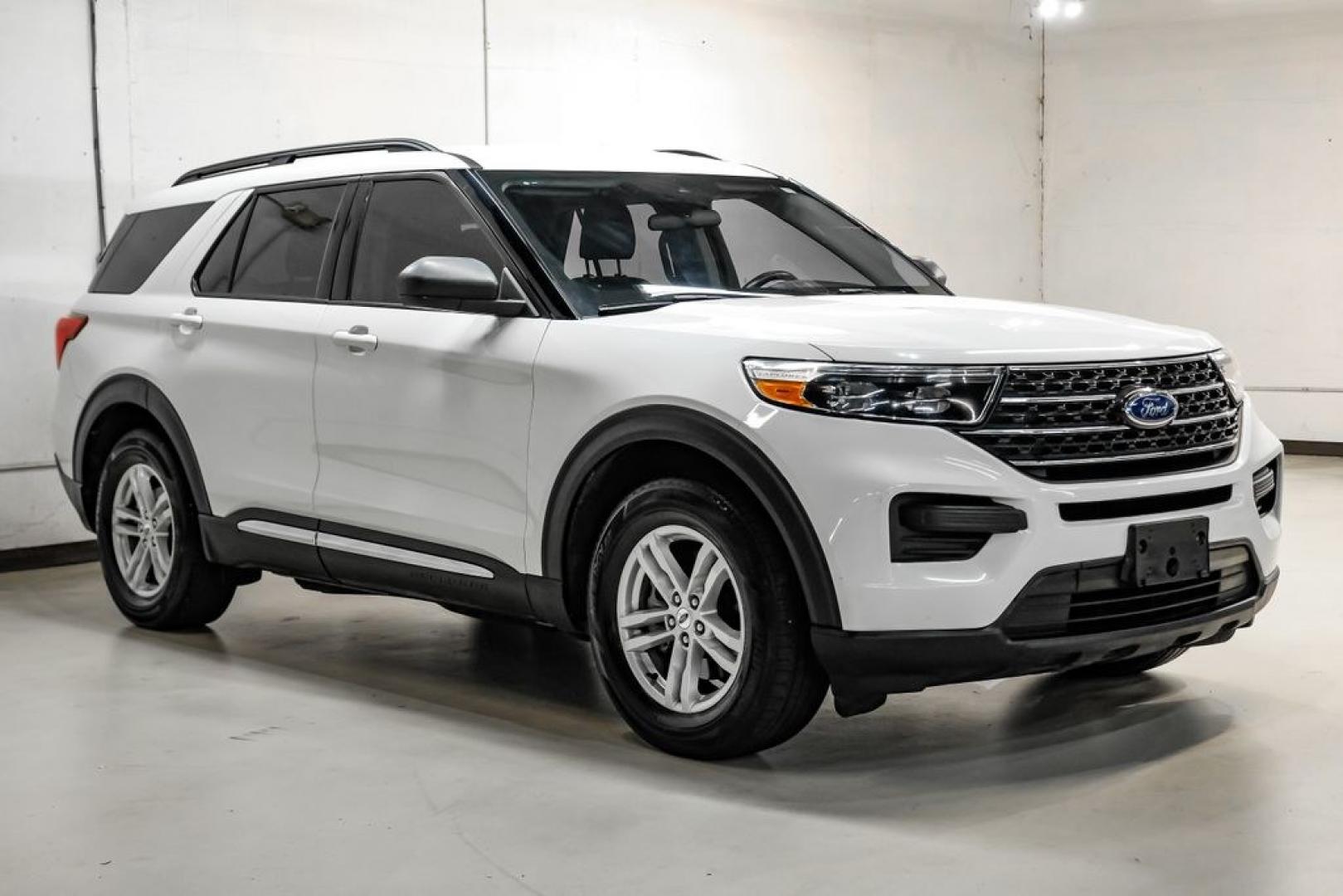 2023 White Metallic /Ebony Ford Explorer XLT (1FMSK7DHXPG) with an 2.3L EcoBoost I-4 engine, Automatic transmission, located at 15300 Midway Rd., Addison, TX, 75001, (972) 702-0011, 32.958321, -96.838074- Photo#5