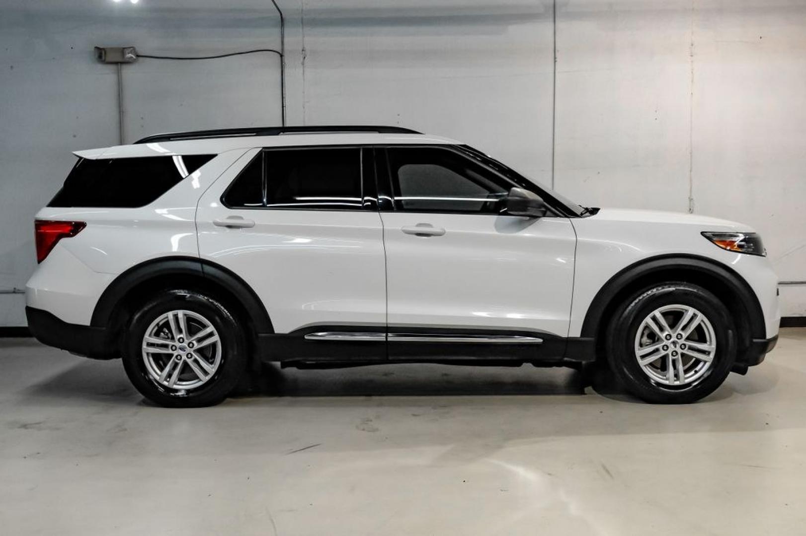 2023 White Metallic /Ebony Ford Explorer XLT (1FMSK7DHXPG) with an 2.3L EcoBoost I-4 engine, Automatic transmission, located at 15300 Midway Rd., Addison, TX, 75001, (972) 702-0011, 32.958321, -96.838074- Photo#6