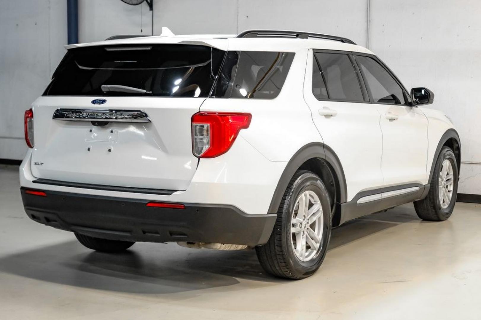 2023 White Metallic /Ebony Ford Explorer XLT (1FMSK7DHXPG) with an 2.3L EcoBoost I-4 engine, Automatic transmission, located at 15300 Midway Rd., Addison, TX, 75001, (972) 702-0011, 32.958321, -96.838074- Photo#7