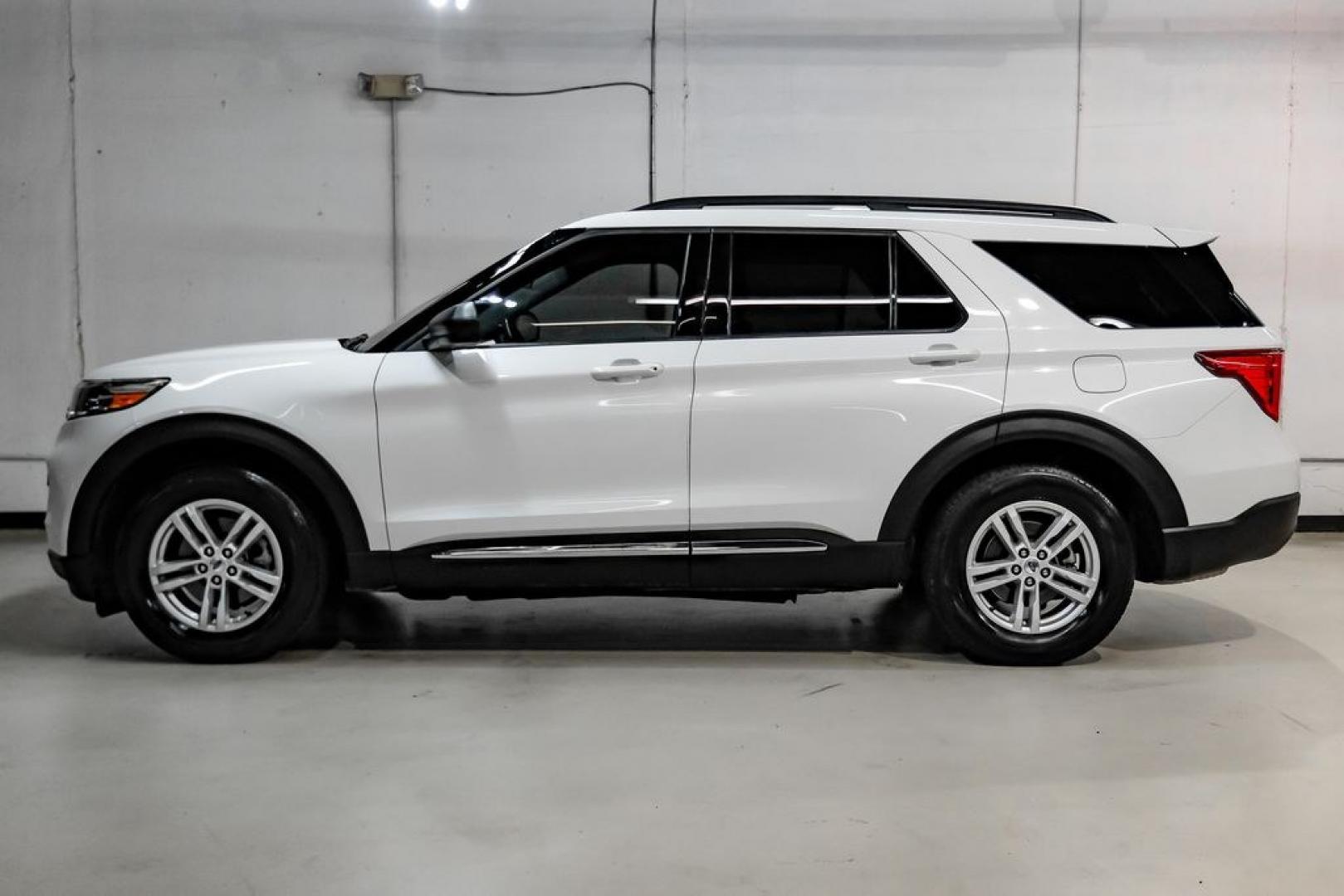 2023 White Metallic /Ebony Ford Explorer XLT (1FMSK7DHXPG) with an 2.3L EcoBoost I-4 engine, Automatic transmission, located at 15300 Midway Rd., Addison, TX, 75001, (972) 702-0011, 32.958321, -96.838074- Photo#10