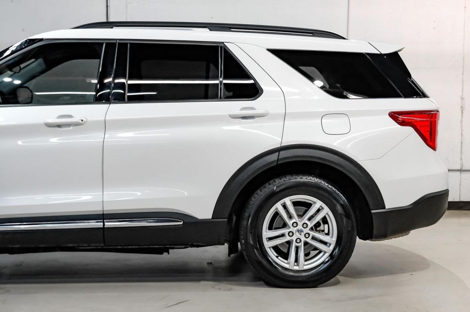 2023 White Metallic /Ebony Ford Explorer XLT (1FMSK7DHXPG) with an 2.3L EcoBoost I-4 engine, Automatic transmission, located at 15300 Midway Rd., Addison, TX, 75001, (972) 702-0011, 32.958321, -96.838074- Photo#12