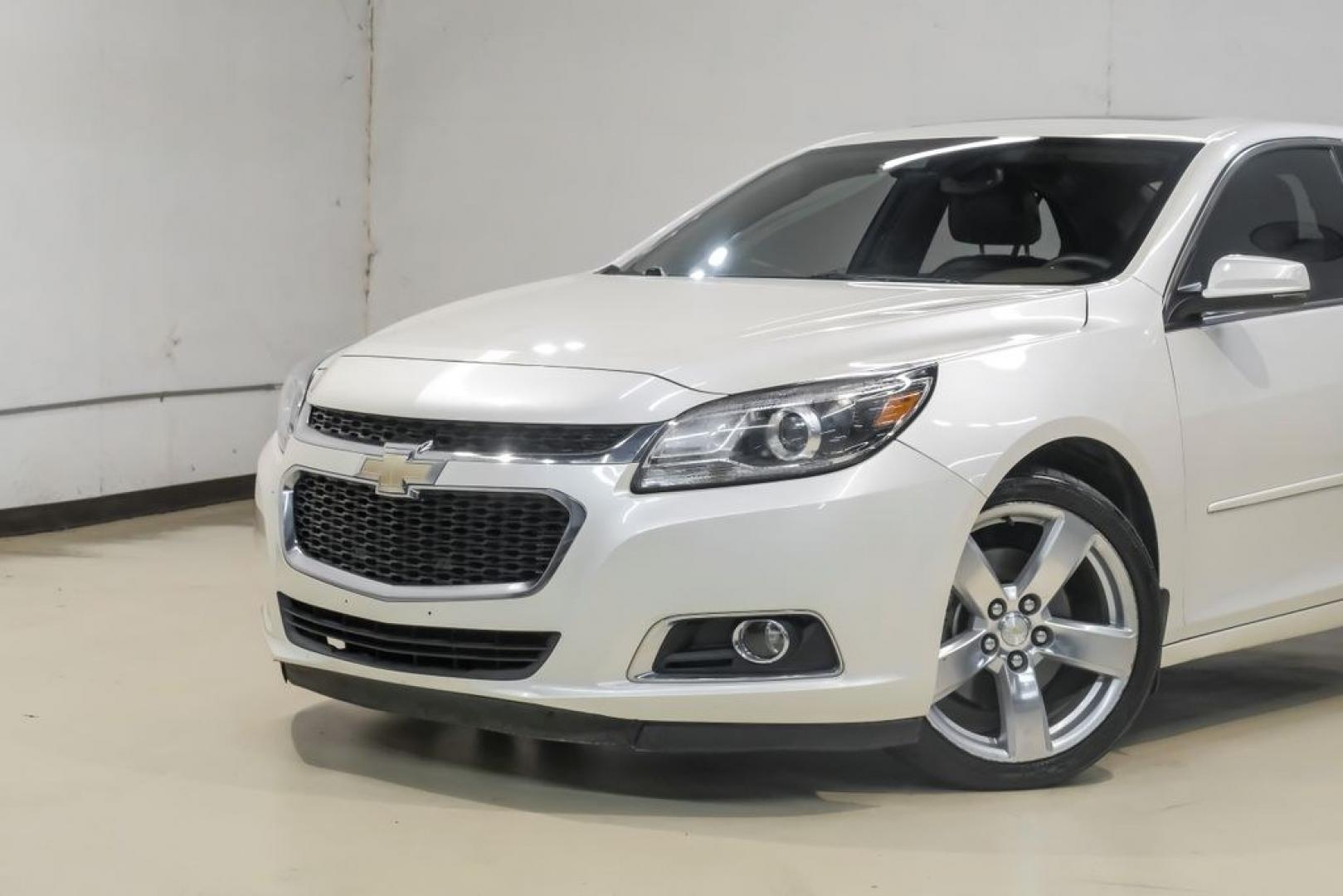 2014 White Diamond Clearcoat /Jet Black/Brownstone Chevrolet Malibu LTZ (1G11J5SX5EF) with an 2.0L 4-Cylinder DGI DOHC VVT Turbocharged engine, Automatic transmission, located at 15300 Midway Rd., Addison, TX, 75001, (972) 702-0011, 32.958321, -96.838074- Photo#4
