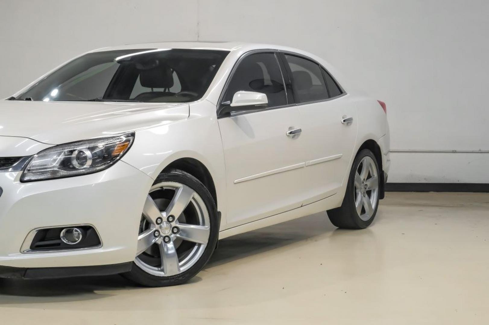 2014 White Diamond Clearcoat /Jet Black/Brownstone Chevrolet Malibu LTZ (1G11J5SX5EF) with an 2.0L 4-Cylinder DGI DOHC VVT Turbocharged engine, Automatic transmission, located at 15300 Midway Rd., Addison, TX, 75001, (972) 702-0011, 32.958321, -96.838074- Photo#5