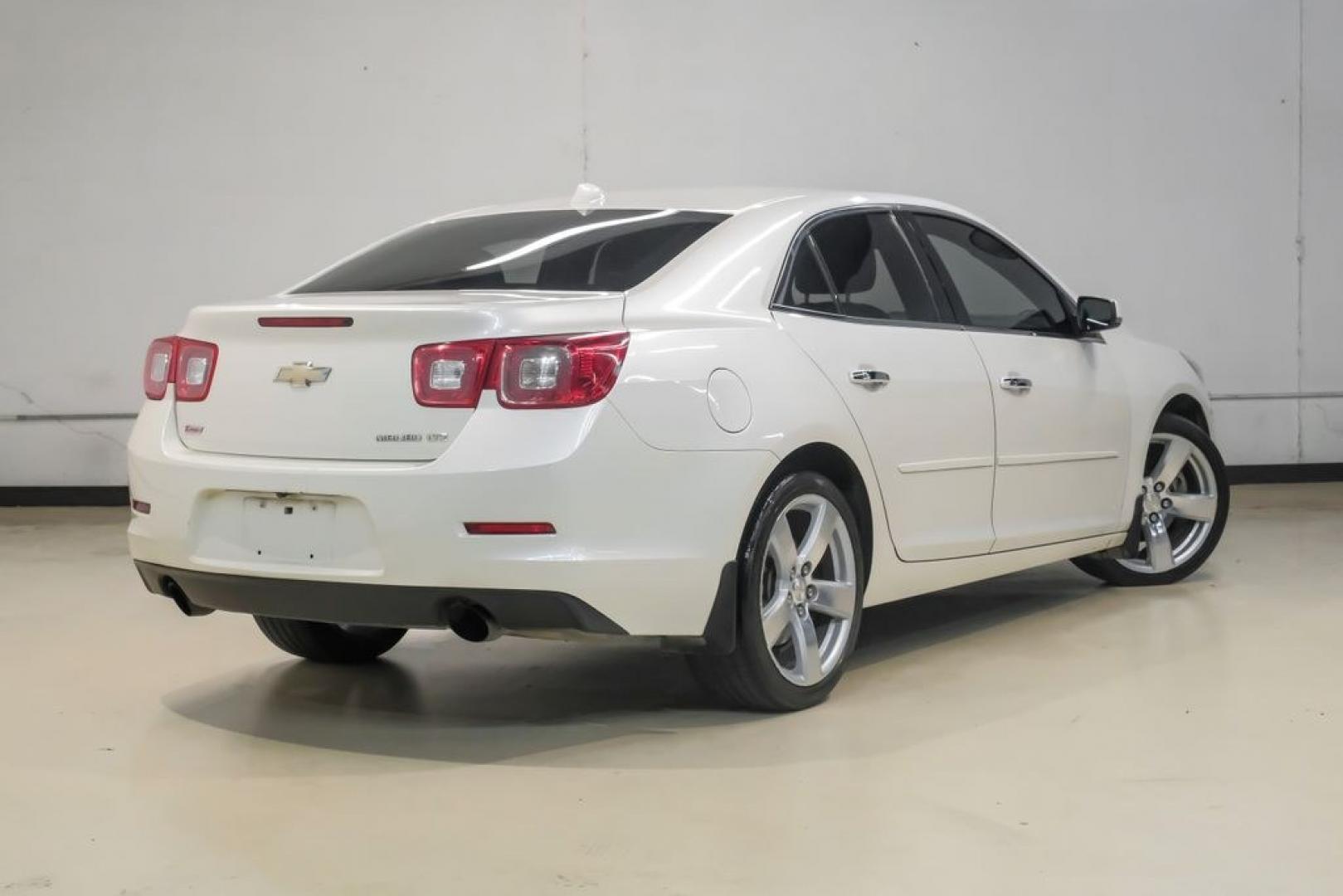 2014 White Diamond Clearcoat /Jet Black/Brownstone Chevrolet Malibu LTZ (1G11J5SX5EF) with an 2.0L 4-Cylinder DGI DOHC VVT Turbocharged engine, Automatic transmission, located at 15300 Midway Rd., Addison, TX, 75001, (972) 702-0011, 32.958321, -96.838074- Photo#9
