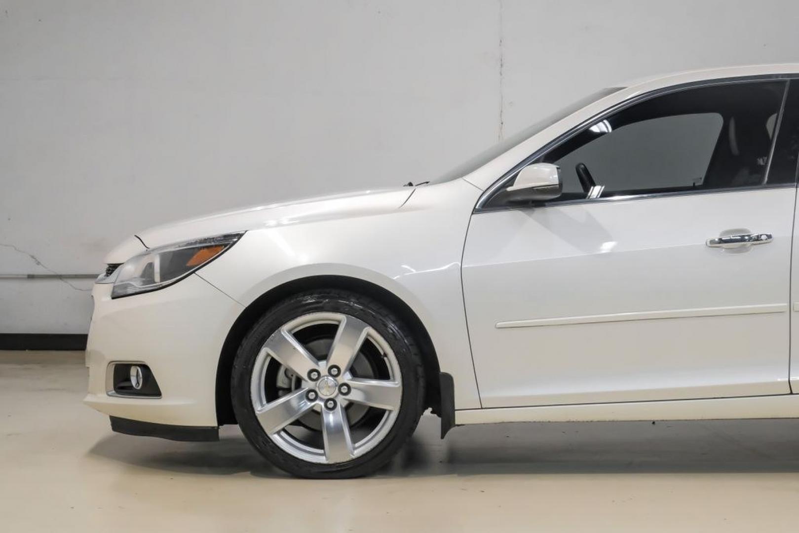 2014 White Diamond Clearcoat /Jet Black/Brownstone Chevrolet Malibu LTZ (1G11J5SX5EF) with an 2.0L 4-Cylinder DGI DOHC VVT Turbocharged engine, Automatic transmission, located at 15300 Midway Rd., Addison, TX, 75001, (972) 702-0011, 32.958321, -96.838074- Photo#15