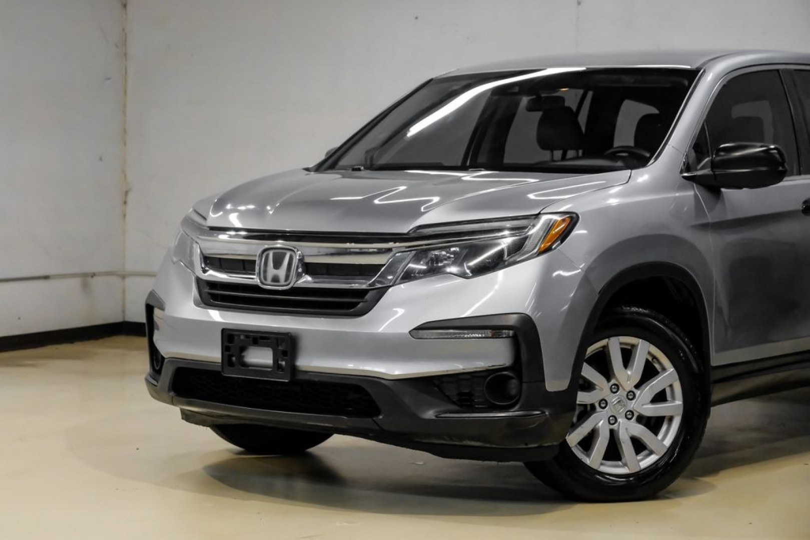 2020 Lunar Silver Metallic /Black Honda Pilot LX (5FNYF5H13LB) with an 3.5L V6 24V SOHC i-VTEC engine, Automatic transmission, located at 15300 Midway Rd., Addison, TX, 75001, (972) 702-0011, 32.958321, -96.838074- Photo#4