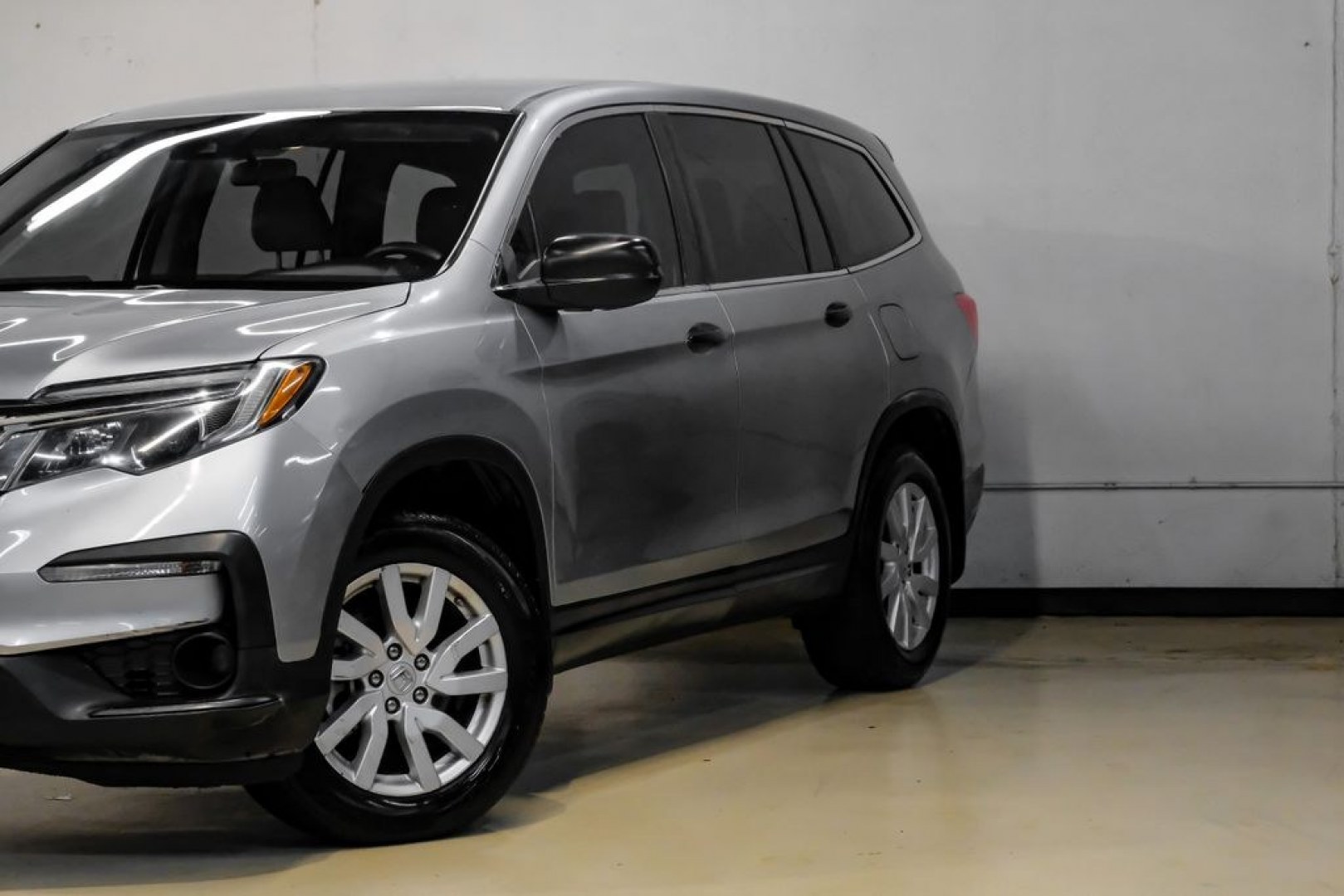 2020 Lunar Silver Metallic /Black Honda Pilot LX (5FNYF5H13LB) with an 3.5L V6 24V SOHC i-VTEC engine, Automatic transmission, located at 15300 Midway Rd., Addison, TX, 75001, (972) 702-0011, 32.958321, -96.838074- Photo#5