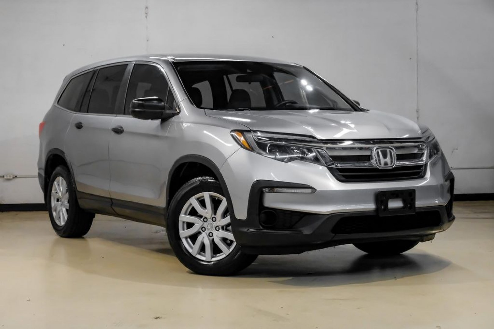 2020 Lunar Silver Metallic /Black Honda Pilot LX (5FNYF5H13LB) with an 3.5L V6 24V SOHC i-VTEC engine, Automatic transmission, located at 15300 Midway Rd., Addison, TX, 75001, (972) 702-0011, 32.958321, -96.838074- Photo#7