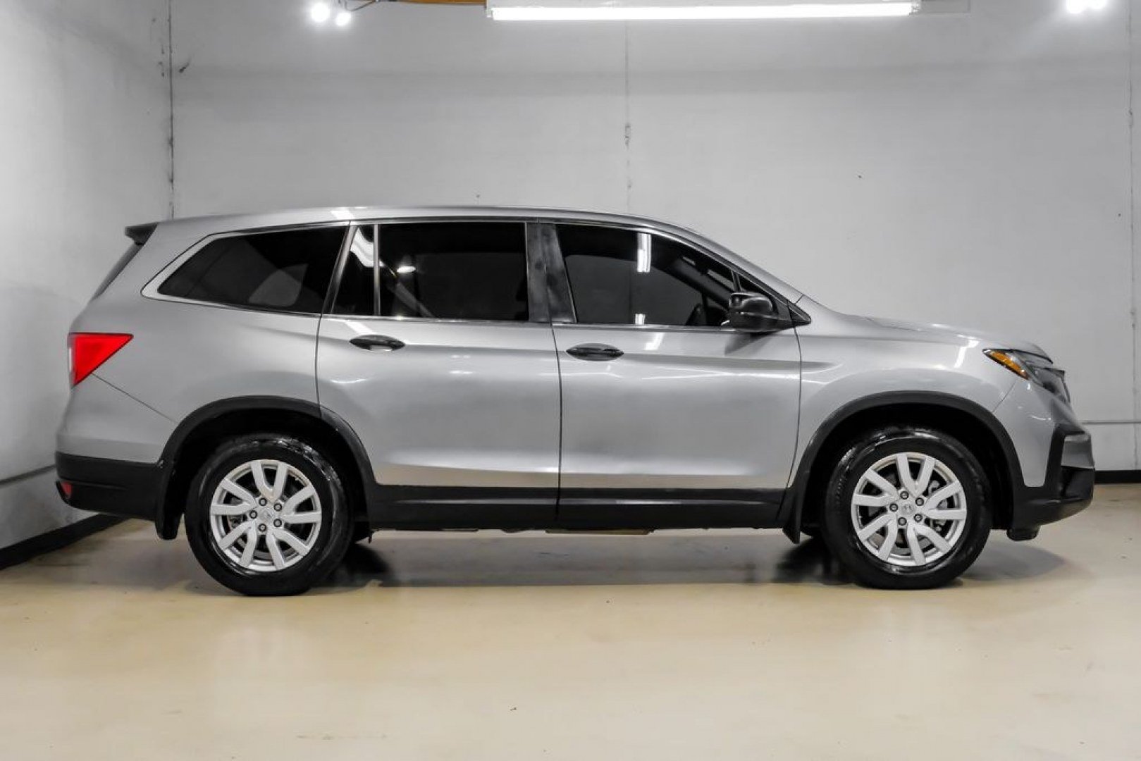 2020 Lunar Silver Metallic /Black Honda Pilot LX (5FNYF5H13LB) with an 3.5L V6 24V SOHC i-VTEC engine, Automatic transmission, located at 15300 Midway Rd., Addison, TX, 75001, (972) 702-0011, 32.958321, -96.838074- Photo#8