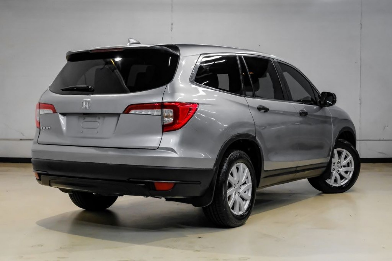 2020 Lunar Silver Metallic /Black Honda Pilot LX (5FNYF5H13LB) with an 3.5L V6 24V SOHC i-VTEC engine, Automatic transmission, located at 15300 Midway Rd., Addison, TX, 75001, (972) 702-0011, 32.958321, -96.838074- Photo#9