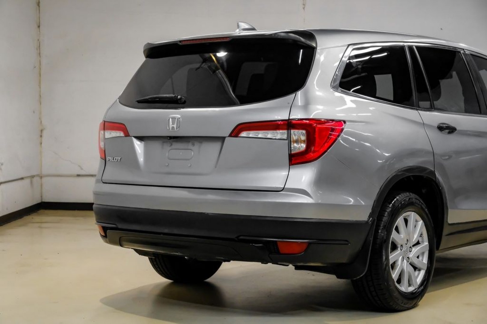 2020 Lunar Silver Metallic /Black Honda Pilot LX (5FNYF5H13LB) with an 3.5L V6 24V SOHC i-VTEC engine, Automatic transmission, located at 15300 Midway Rd., Addison, TX, 75001, (972) 702-0011, 32.958321, -96.838074- Photo#10