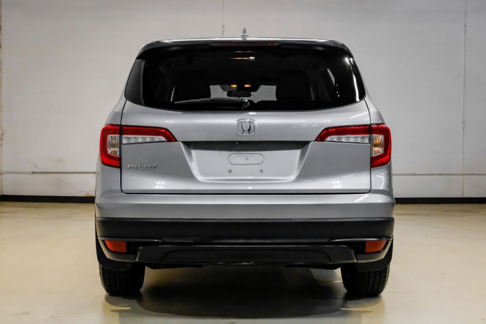 2020 Lunar Silver Metallic /Black Honda Pilot LX (5FNYF5H13LB) with an 3.5L V6 24V SOHC i-VTEC engine, Automatic transmission, located at 15300 Midway Rd., Addison, TX, 75001, (972) 702-0011, 32.958321, -96.838074- Photo#12