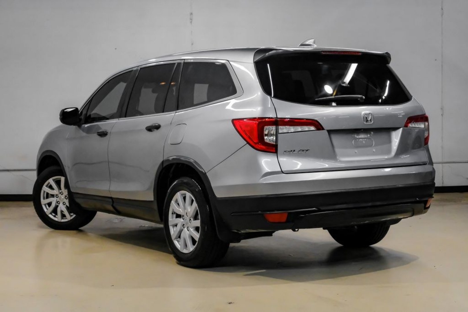 2020 Lunar Silver Metallic /Black Honda Pilot LX (5FNYF5H13LB) with an 3.5L V6 24V SOHC i-VTEC engine, Automatic transmission, located at 15300 Midway Rd., Addison, TX, 75001, (972) 702-0011, 32.958321, -96.838074- Photo#13