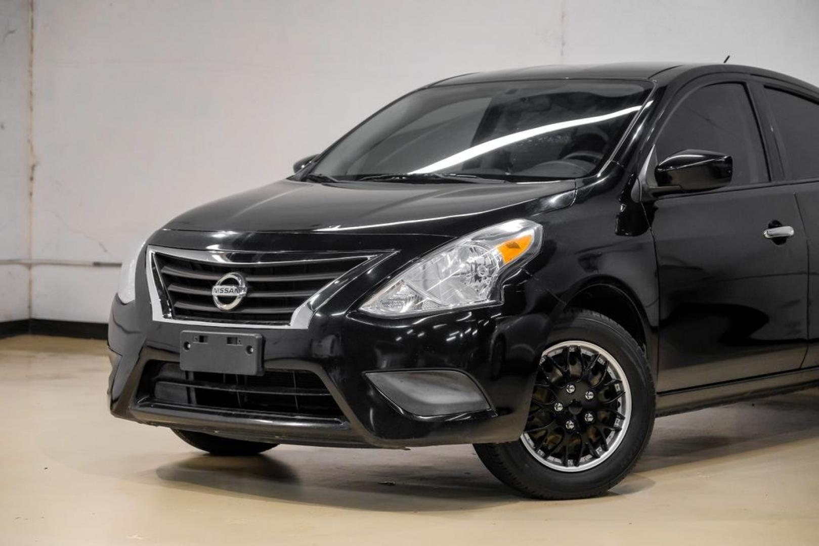 2019 Super Black /Charcoal Nissan Versa 1.6 SV (3N1CN7AP0KL) with an 1.6L 4-Cylinder DOHC 16V engine, CVT transmission, located at 15300 Midway Rd., Addison, TX, 75001, (972) 702-0011, 32.958321, -96.838074- Photo#4