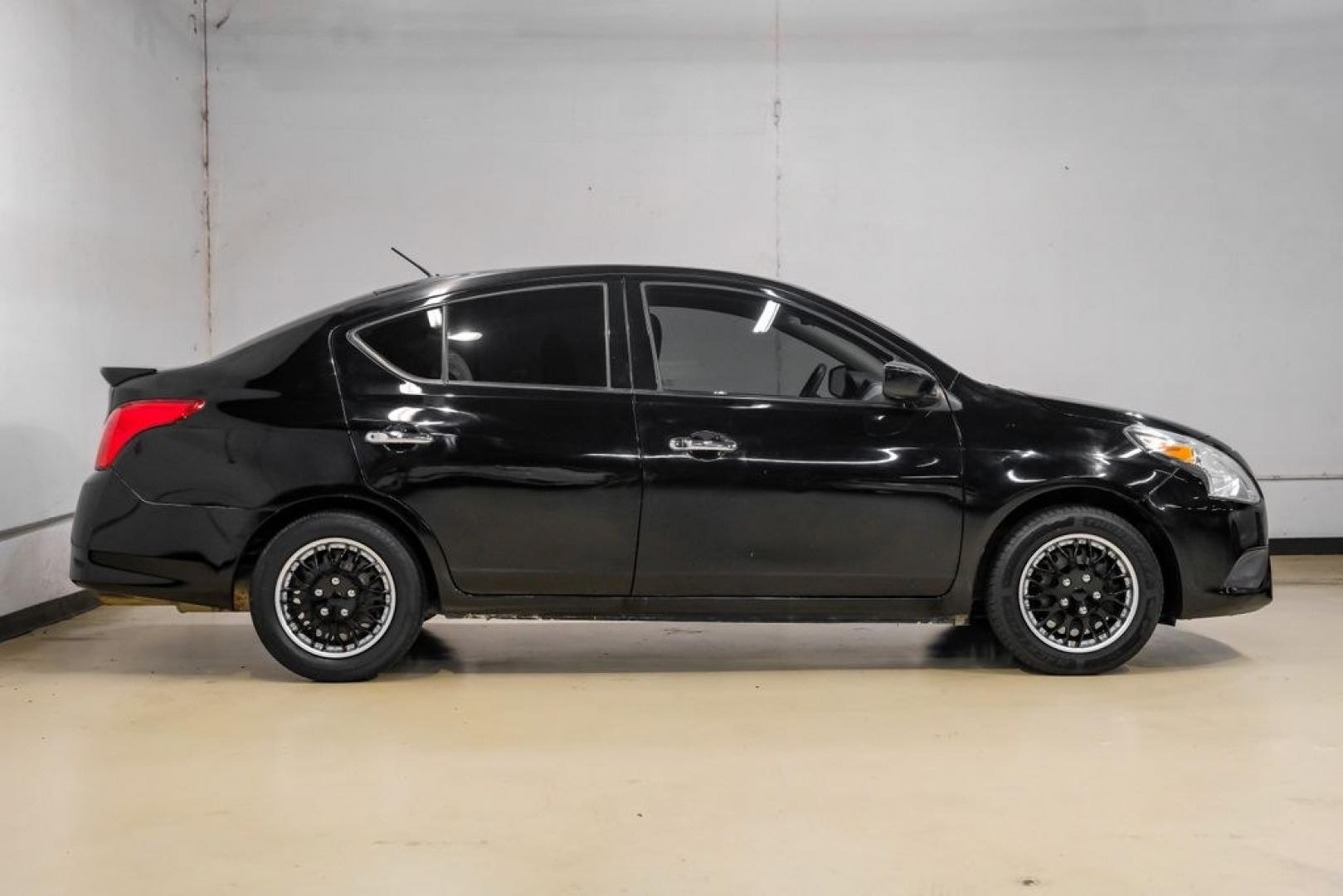 2019 Super Black /Charcoal Nissan Versa 1.6 SV (3N1CN7AP0KL) with an 1.6L 4-Cylinder DOHC 16V engine, CVT transmission, located at 15300 Midway Rd., Addison, TX, 75001, (972) 702-0011, 32.958321, -96.838074- Photo#8