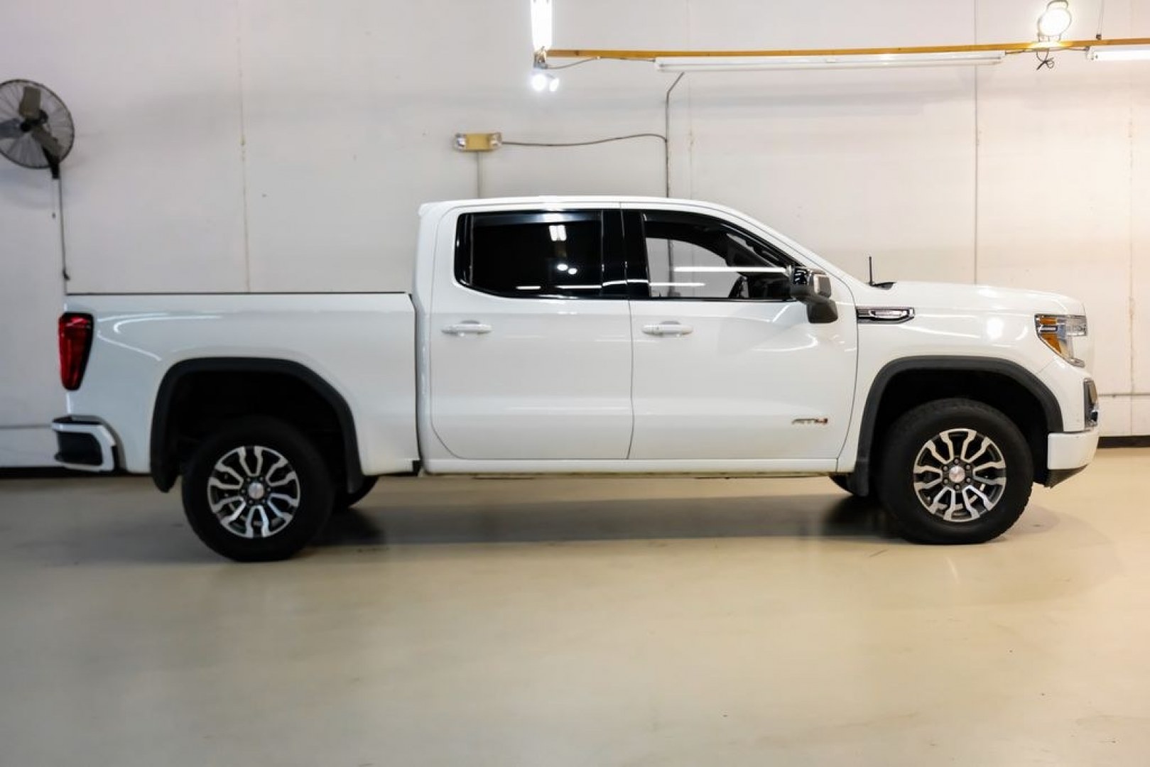 2021 Summit White /Jet Black With Kalahari Accents GMC Sierra 1500 AT4 (1GTU9EET5MZ) with an 3.0L I6 engine, Automatic transmission, located at 15300 Midway Rd., Addison, TX, 75001, (972) 702-0011, 32.958321, -96.838074- Photo#6