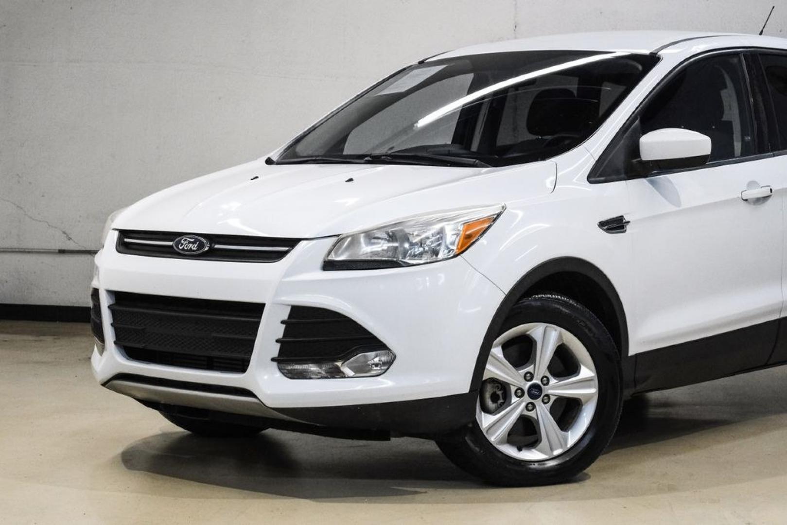 2015 Oxford White /Black Ford Escape SE (1FMCU9G91FU) with an EcoBoost 2.0L I4 GTDi DOHC Turbocharged VCT engine, Automatic transmission, located at 15300 Midway Rd., Addison, TX, 75001, (972) 702-0011, 32.958321, -96.838074- Photo#4