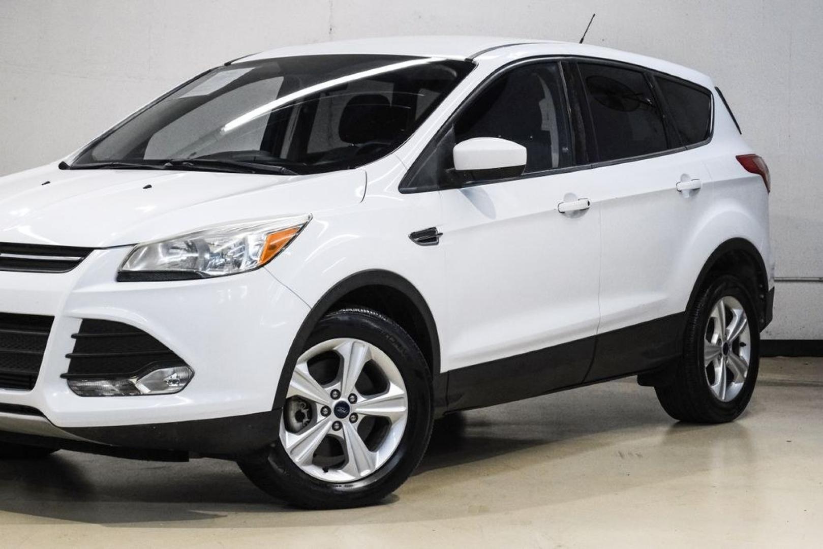 2015 Oxford White /Black Ford Escape SE (1FMCU9G91FU) with an EcoBoost 2.0L I4 GTDi DOHC Turbocharged VCT engine, Automatic transmission, located at 15300 Midway Rd., Addison, TX, 75001, (972) 702-0011, 32.958321, -96.838074- Photo#5