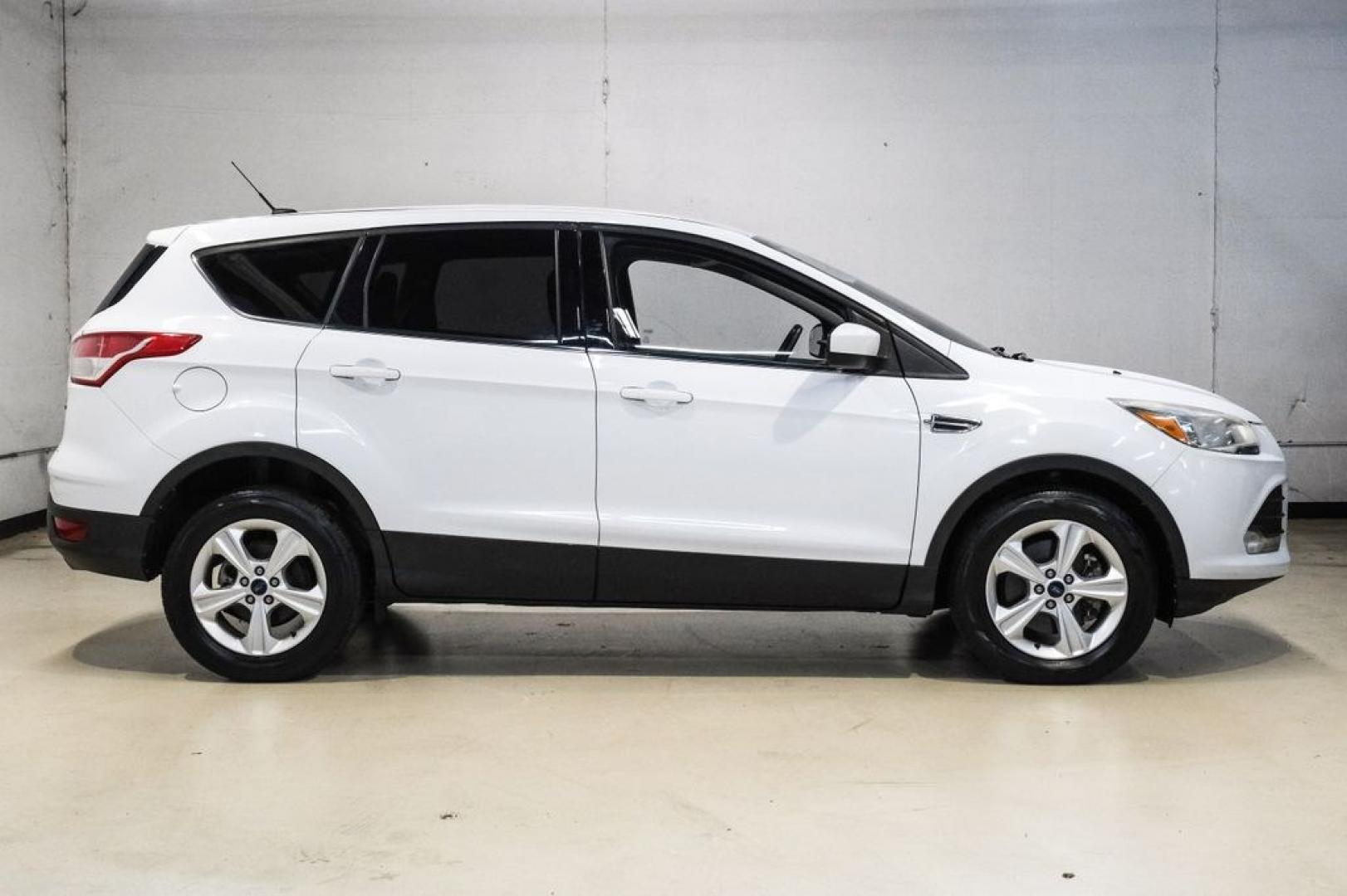 2015 Oxford White /Black Ford Escape SE (1FMCU9G91FU) with an EcoBoost 2.0L I4 GTDi DOHC Turbocharged VCT engine, Automatic transmission, located at 15300 Midway Rd., Addison, TX, 75001, (972) 702-0011, 32.958321, -96.838074- Photo#8