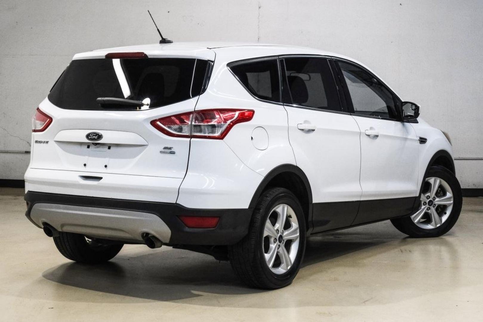2015 Oxford White /Black Ford Escape SE (1FMCU9G91FU) with an EcoBoost 2.0L I4 GTDi DOHC Turbocharged VCT engine, Automatic transmission, located at 15300 Midway Rd., Addison, TX, 75001, (972) 702-0011, 32.958321, -96.838074- Photo#9