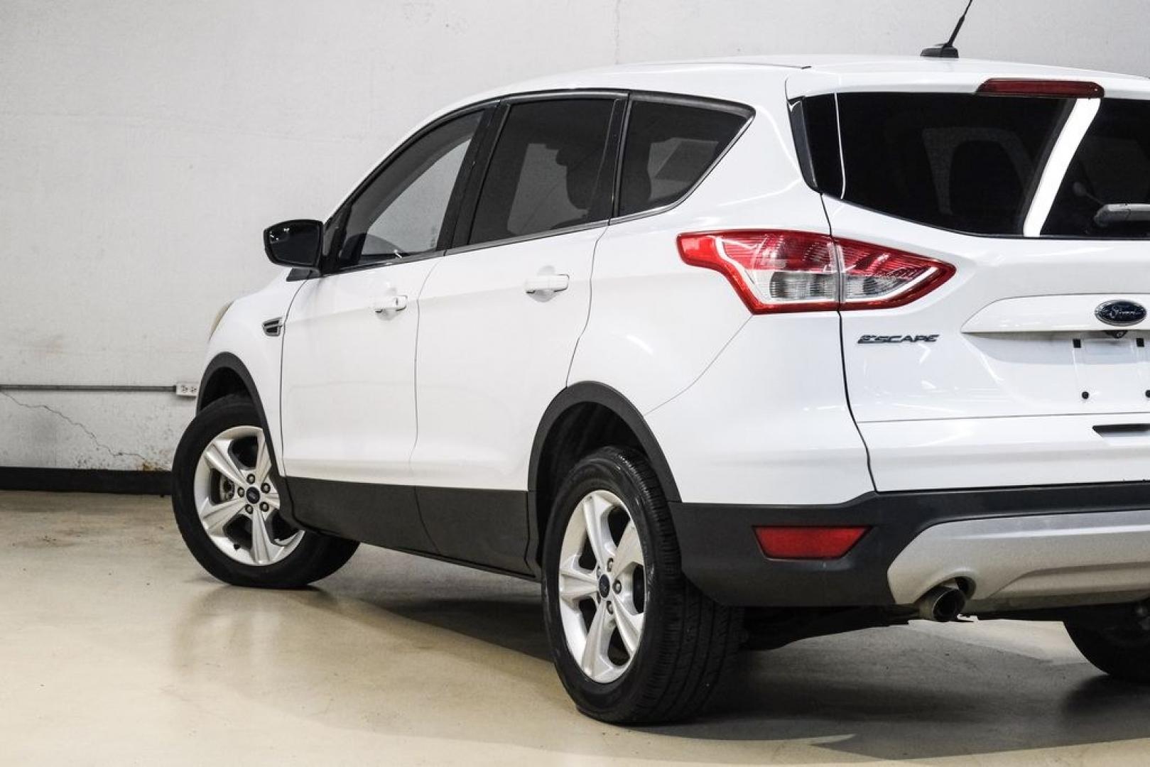 2015 Oxford White /Black Ford Escape SE (1FMCU9G91FU) with an EcoBoost 2.0L I4 GTDi DOHC Turbocharged VCT engine, Automatic transmission, located at 15300 Midway Rd., Addison, TX, 75001, (972) 702-0011, 32.958321, -96.838074- Photo#12