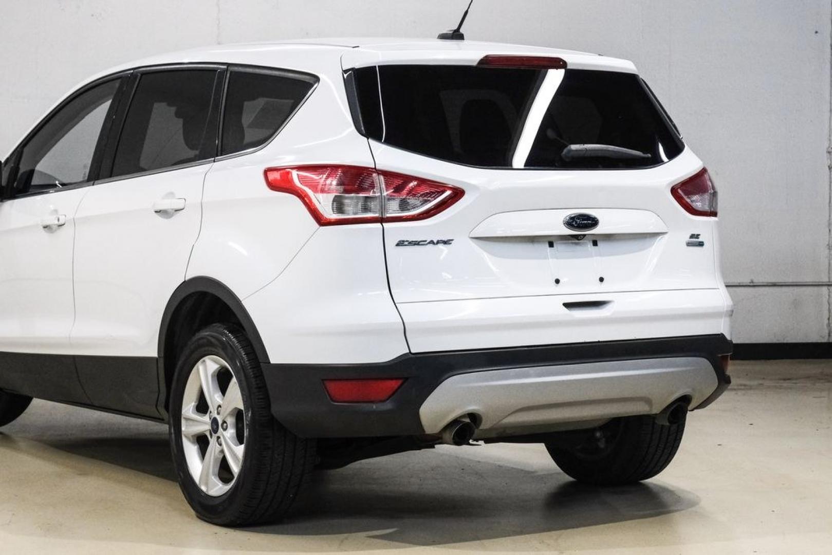 2015 Oxford White /Black Ford Escape SE (1FMCU9G91FU) with an EcoBoost 2.0L I4 GTDi DOHC Turbocharged VCT engine, Automatic transmission, located at 15300 Midway Rd., Addison, TX, 75001, (972) 702-0011, 32.958321, -96.838074- Photo#13