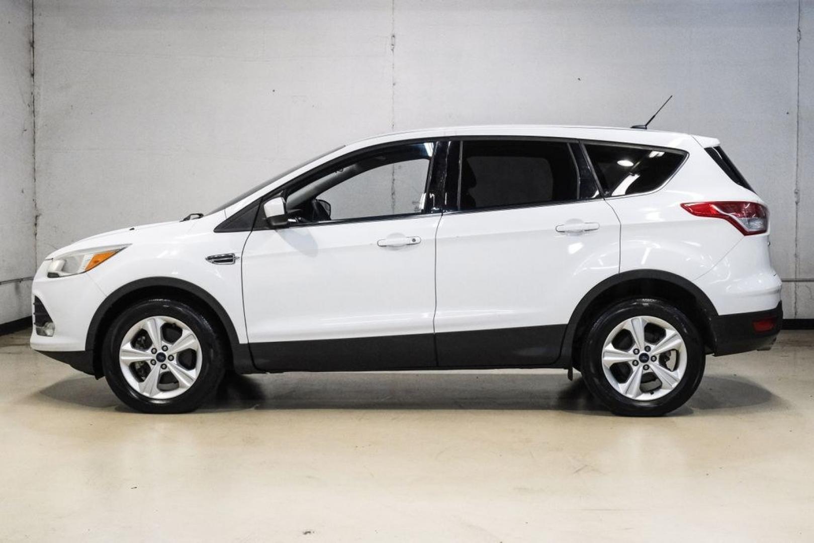 2015 Oxford White /Black Ford Escape SE (1FMCU9G91FU) with an EcoBoost 2.0L I4 GTDi DOHC Turbocharged VCT engine, Automatic transmission, located at 15300 Midway Rd., Addison, TX, 75001, (972) 702-0011, 32.958321, -96.838074- Photo#14
