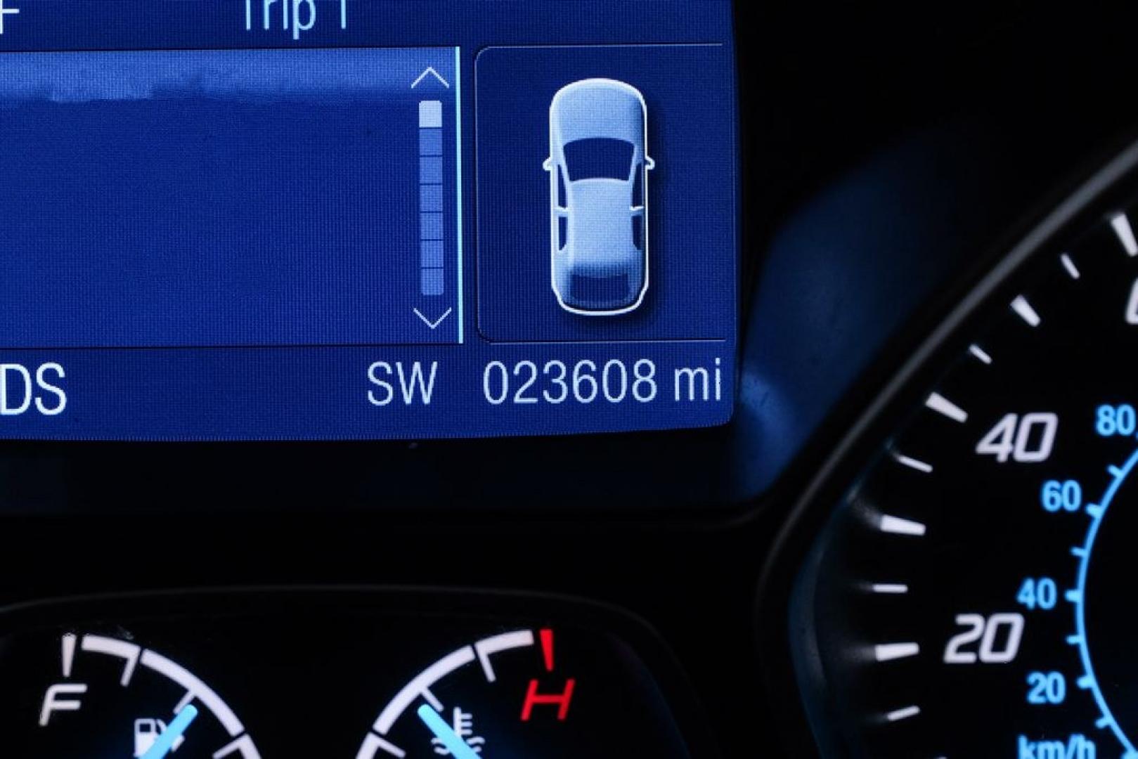 2015 Oxford White /Black Ford Escape SE (1FMCU9G91FU) with an EcoBoost 2.0L I4 GTDi DOHC Turbocharged VCT engine, Automatic transmission, located at 15300 Midway Rd., Addison, TX, 75001, (972) 702-0011, 32.958321, -96.838074- Photo#23