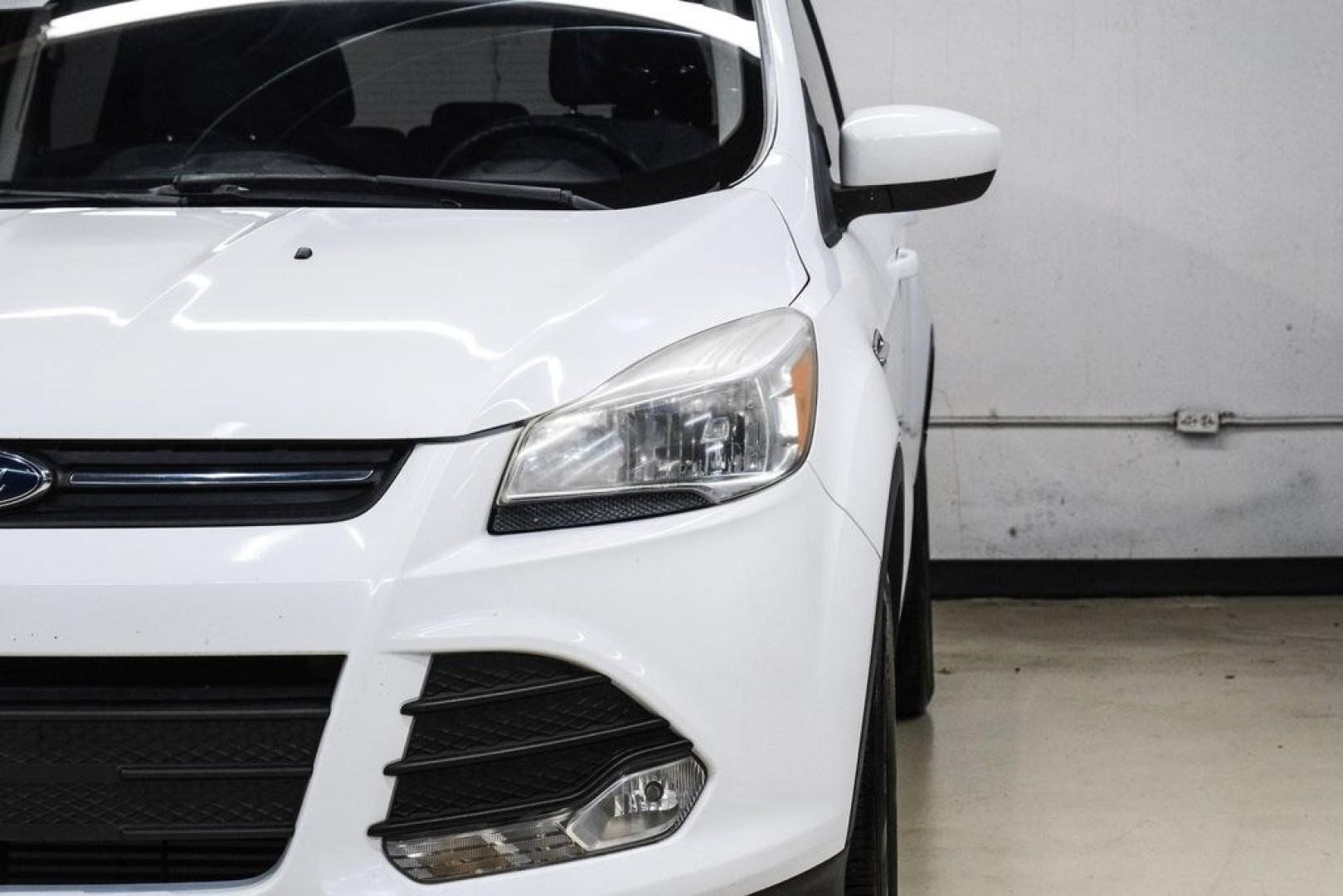 2015 Oxford White /Black Ford Escape SE (1FMCU9G91FU) with an EcoBoost 2.0L I4 GTDi DOHC Turbocharged VCT engine, Automatic transmission, located at 15300 Midway Rd., Addison, TX, 75001, (972) 702-0011, 32.958321, -96.838074- Photo#46