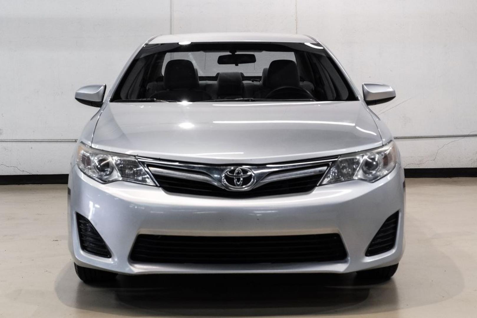2014 Classic Silver Metallic /Ash Toyota Camry LE (4T4BF1FK7ER) with an 2.5L I4 SMPI DOHC engine, Automatic transmission, located at 15300 Midway Rd., Addison, TX, 75001, (972) 702-0011, 32.958321, -96.838074- Photo#4