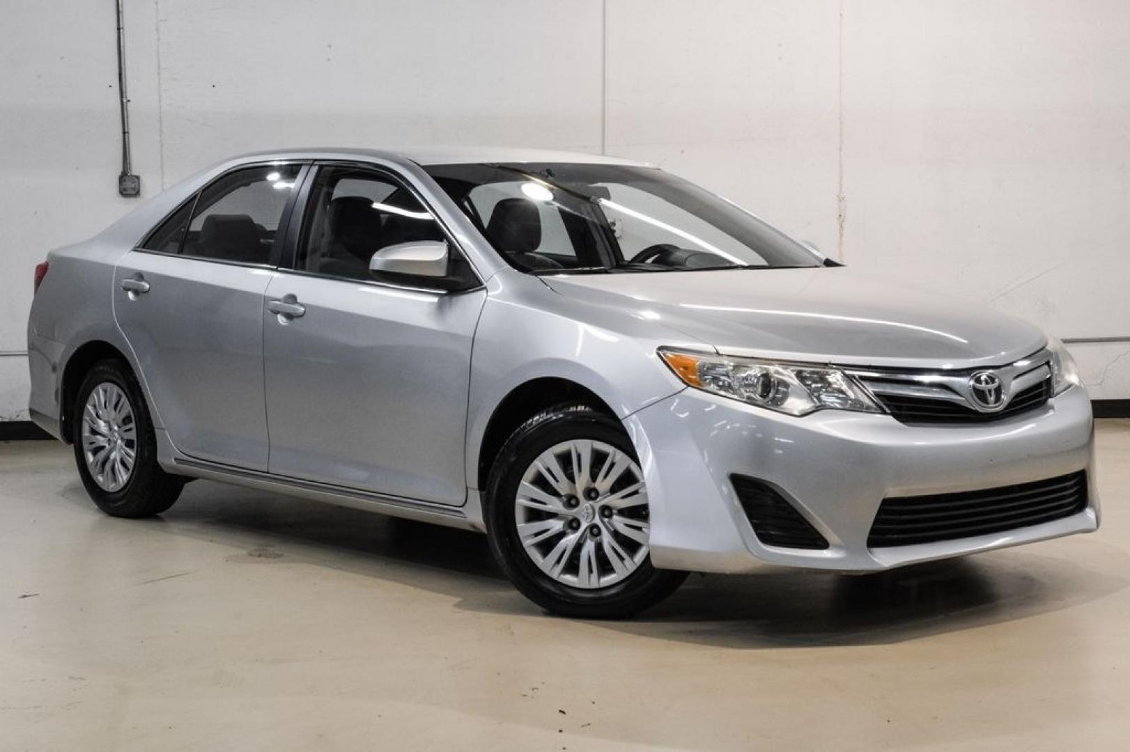 2014 Classic Silver Metallic /Ash Toyota Camry LE (4T4BF1FK7ER) with an 2.5L I4 SMPI DOHC engine, Automatic transmission, located at 15300 Midway Rd., Addison, TX, 75001, (972) 702-0011, 32.958321, -96.838074- Photo#5