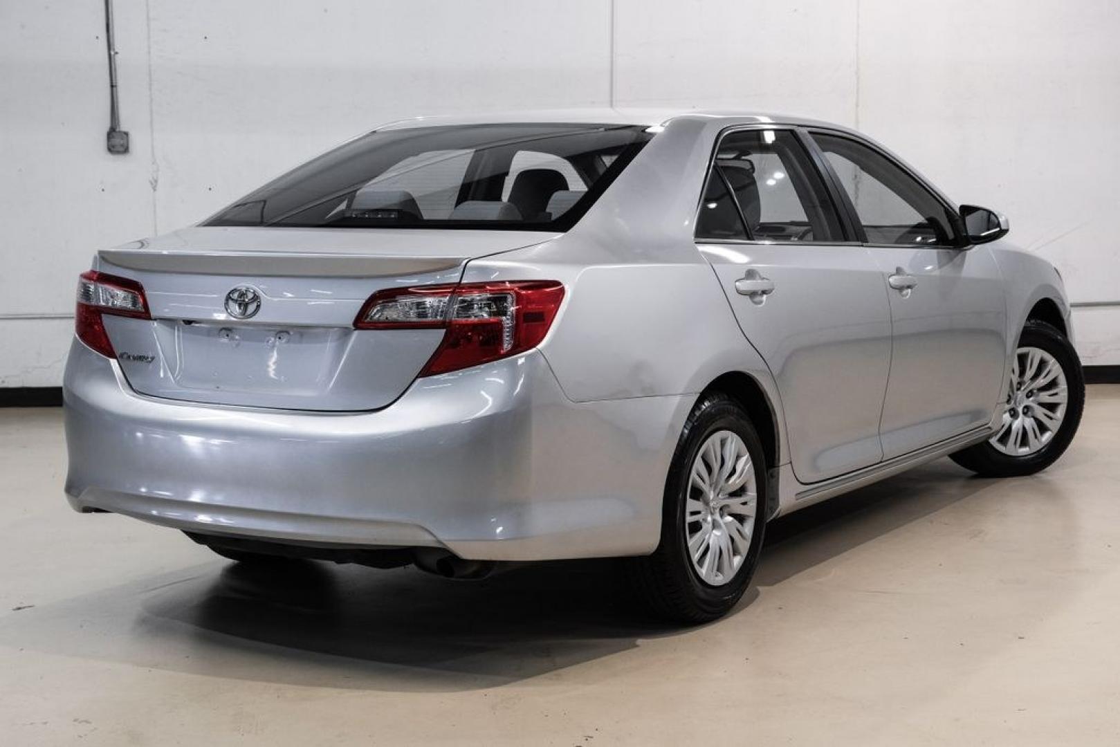 2014 Classic Silver Metallic /Ash Toyota Camry LE (4T4BF1FK7ER) with an 2.5L I4 SMPI DOHC engine, Automatic transmission, located at 15300 Midway Rd., Addison, TX, 75001, (972) 702-0011, 32.958321, -96.838074- Photo#7