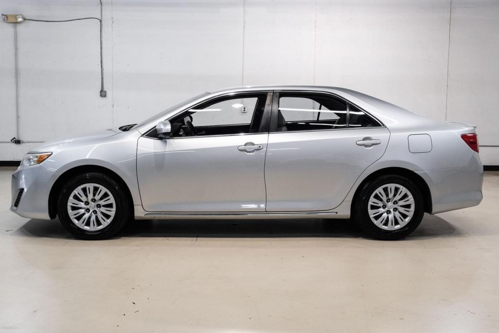 2014 Classic Silver Metallic /Ash Toyota Camry LE (4T4BF1FK7ER) with an 2.5L I4 SMPI DOHC engine, Automatic transmission, located at 15300 Midway Rd., Addison, TX, 75001, (972) 702-0011, 32.958321, -96.838074- Photo#10