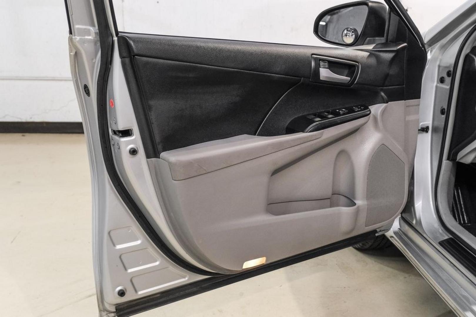 2014 Classic Silver Metallic /Ash Toyota Camry LE (4T4BF1FK7ER) with an 2.5L I4 SMPI DOHC engine, Automatic transmission, located at 15300 Midway Rd., Addison, TX, 75001, (972) 702-0011, 32.958321, -96.838074- Photo#33