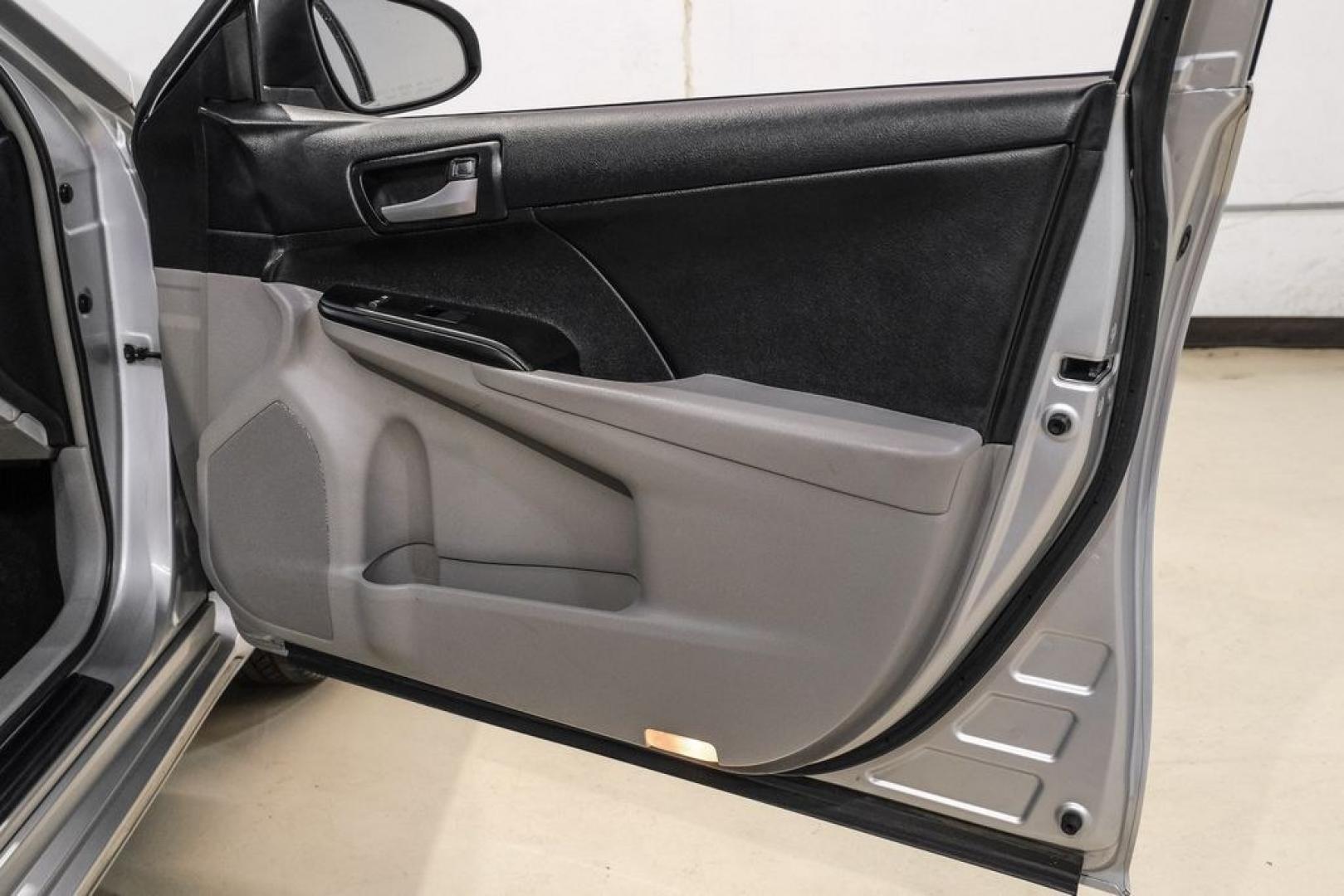 2014 Classic Silver Metallic /Ash Toyota Camry LE (4T4BF1FK7ER) with an 2.5L I4 SMPI DOHC engine, Automatic transmission, located at 15300 Midway Rd., Addison, TX, 75001, (972) 702-0011, 32.958321, -96.838074- Photo#35