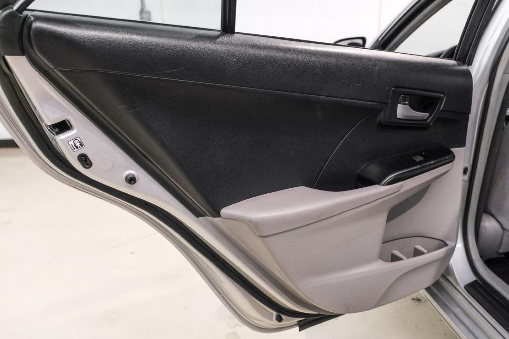2014 Classic Silver Metallic /Ash Toyota Camry LE (4T4BF1FK7ER) with an 2.5L I4 SMPI DOHC engine, Automatic transmission, located at 15300 Midway Rd., Addison, TX, 75001, (972) 702-0011, 32.958321, -96.838074- Photo#36