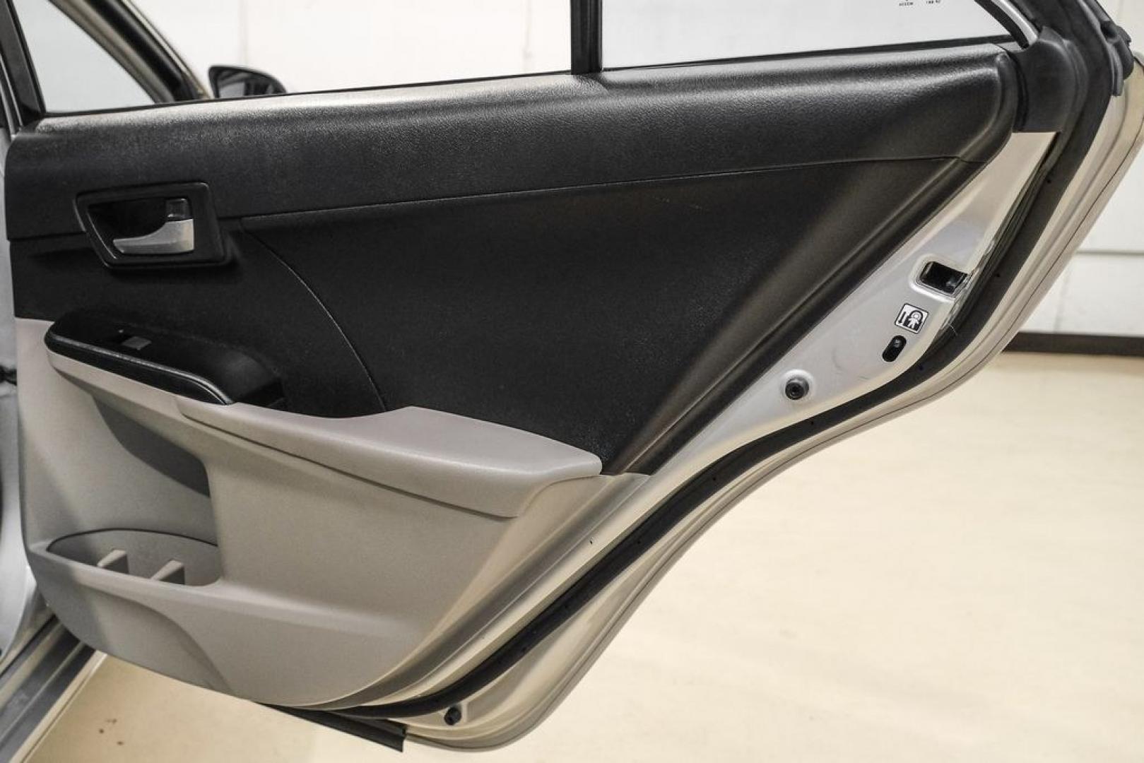 2014 Classic Silver Metallic /Ash Toyota Camry LE (4T4BF1FK7ER) with an 2.5L I4 SMPI DOHC engine, Automatic transmission, located at 15300 Midway Rd., Addison, TX, 75001, (972) 702-0011, 32.958321, -96.838074- Photo#37